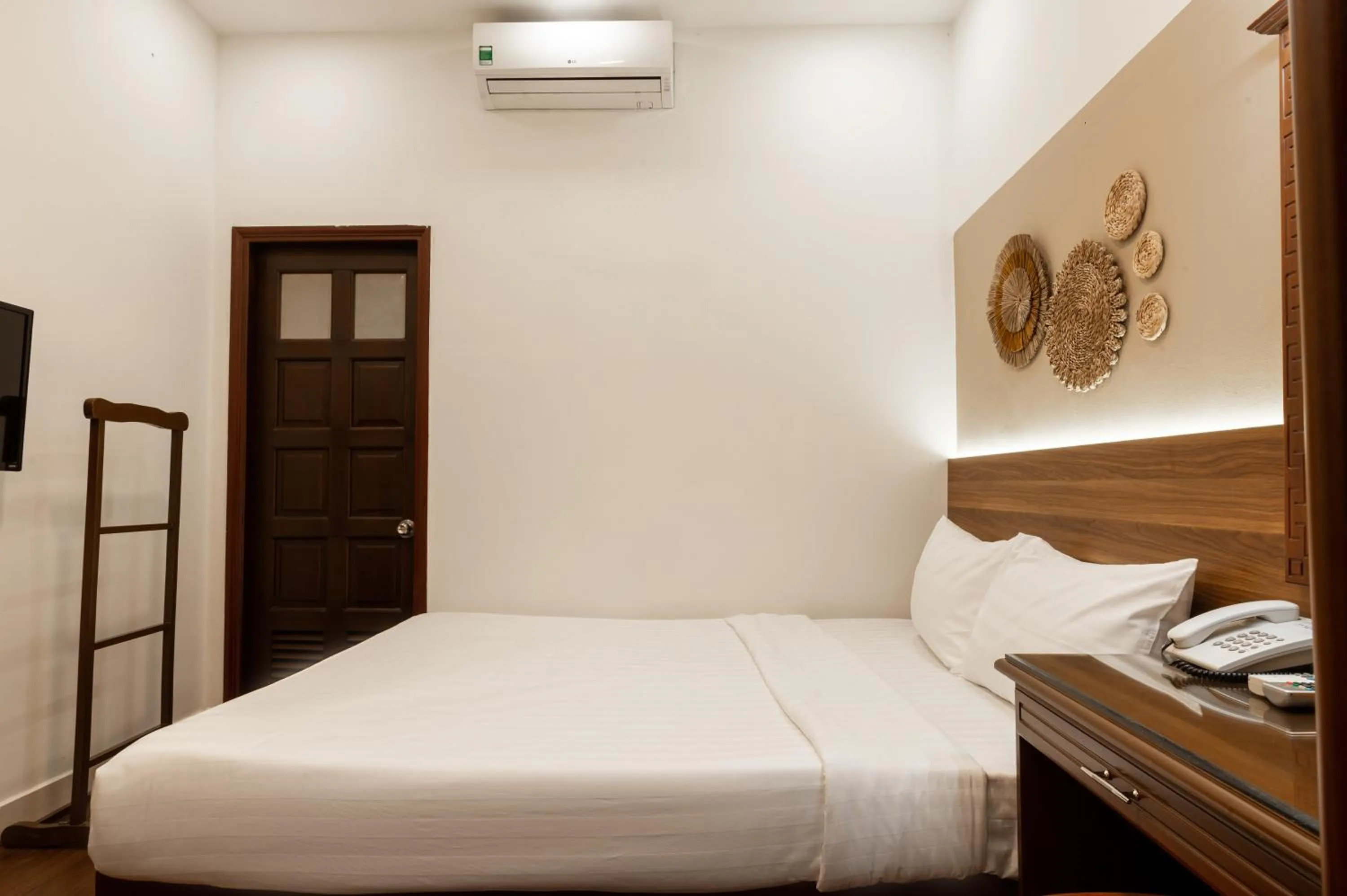 Bedroom, Bed in Lantern Hotel