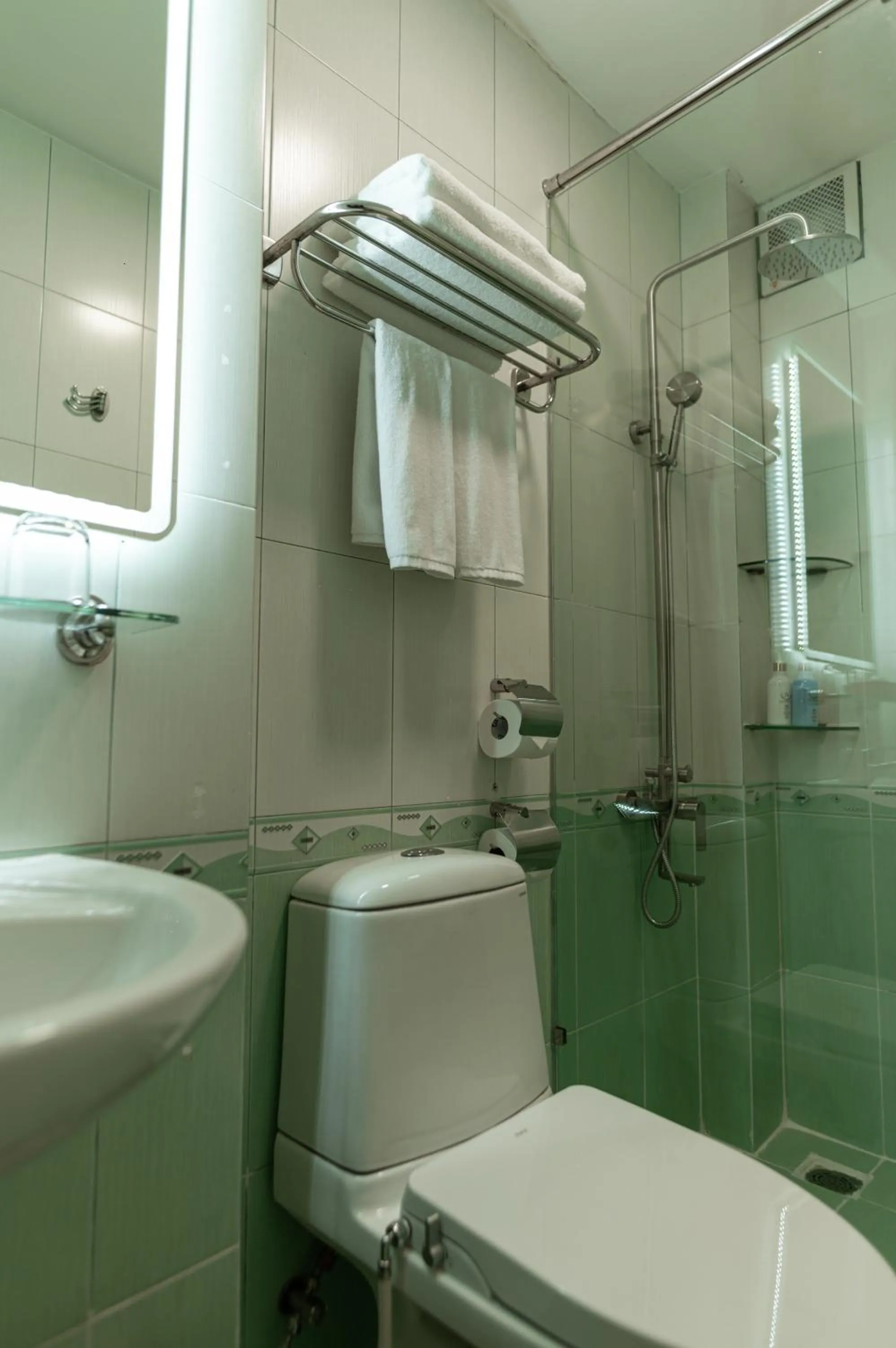 Shower in Lantern Hotel