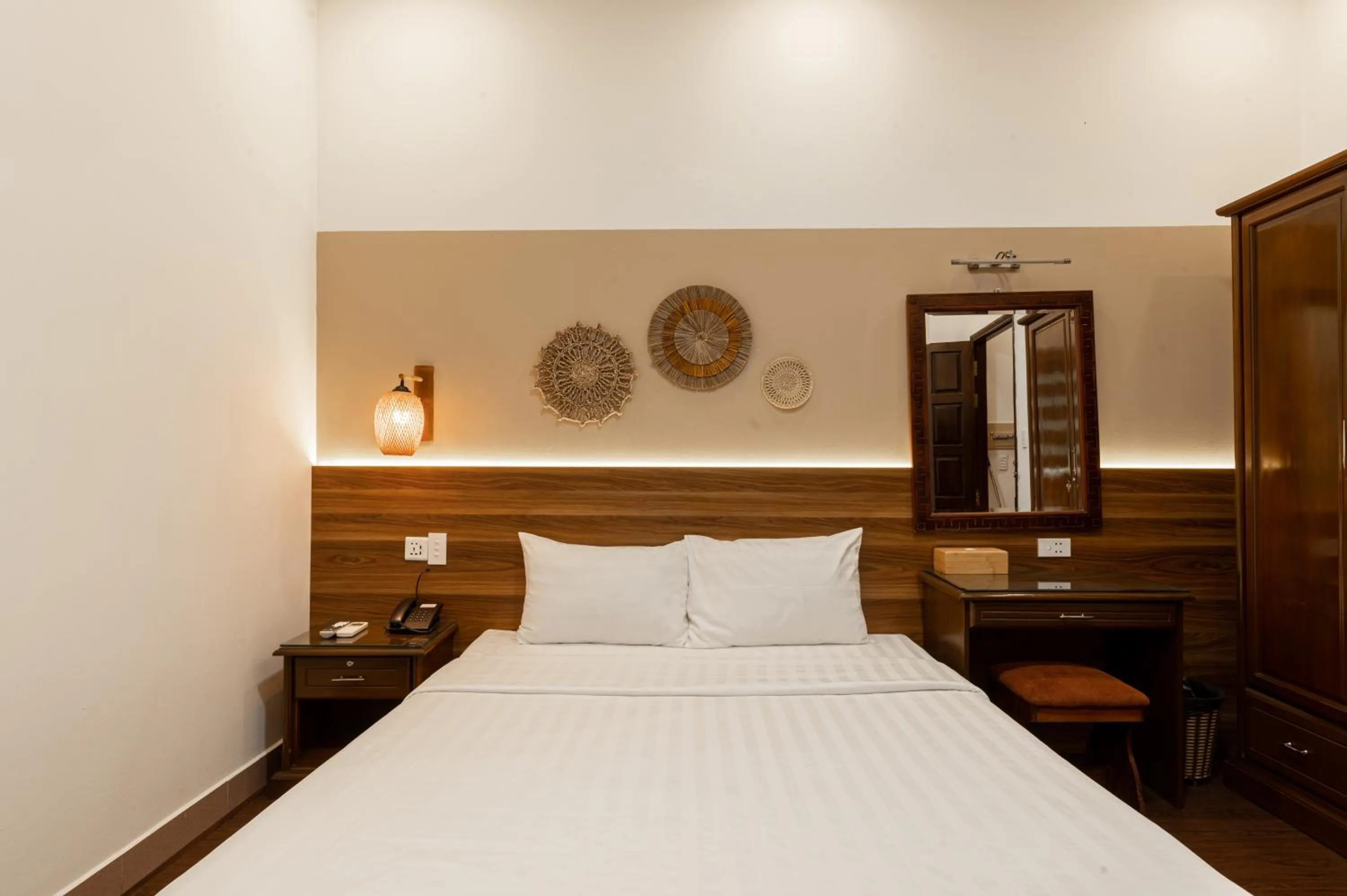 Bedroom, Bed in Lantern Hotel