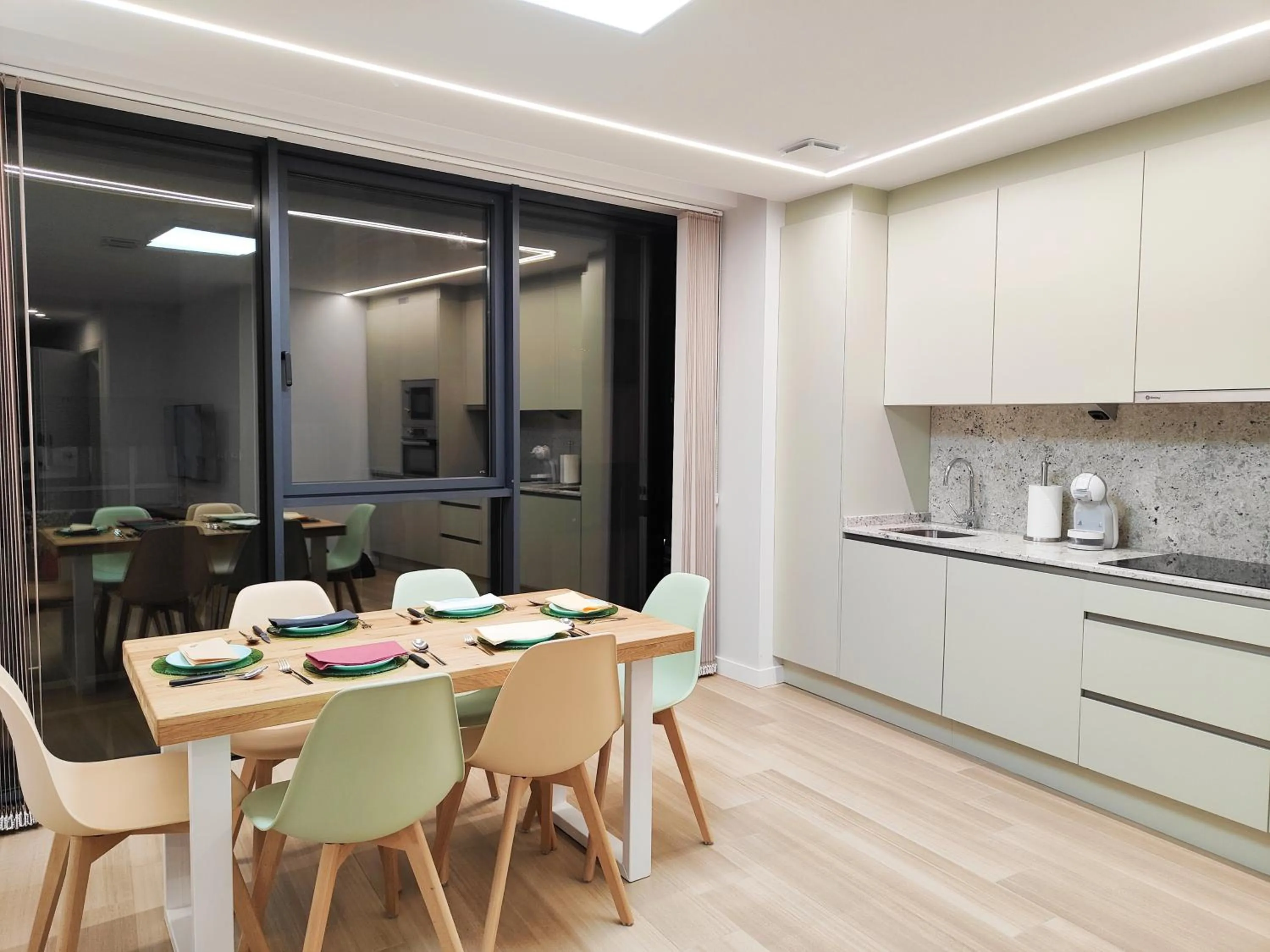 Dining area in Apartamentos Centro Oviedo Caveda