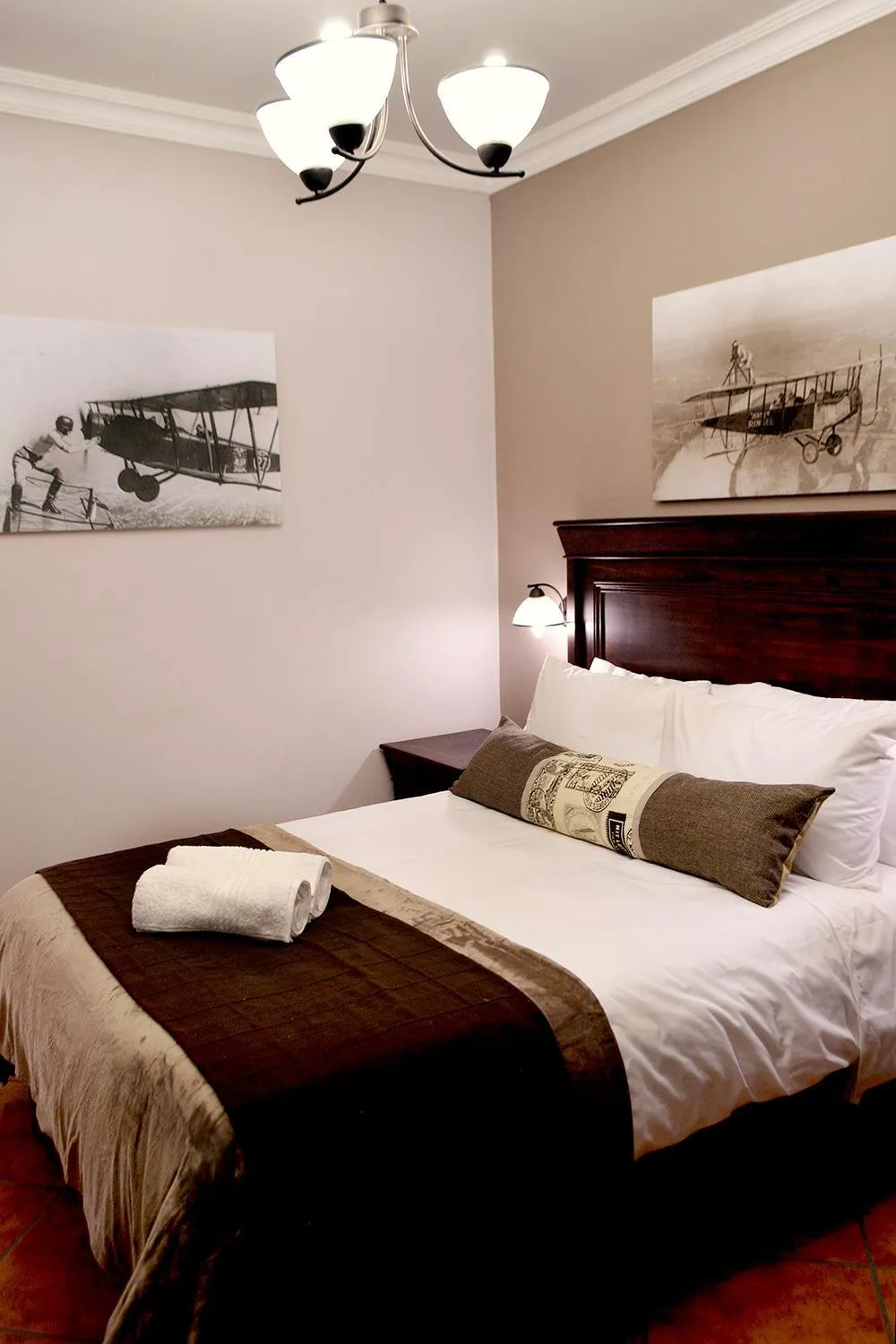 Photo of the whole room, Bed in Barnstormers Rest