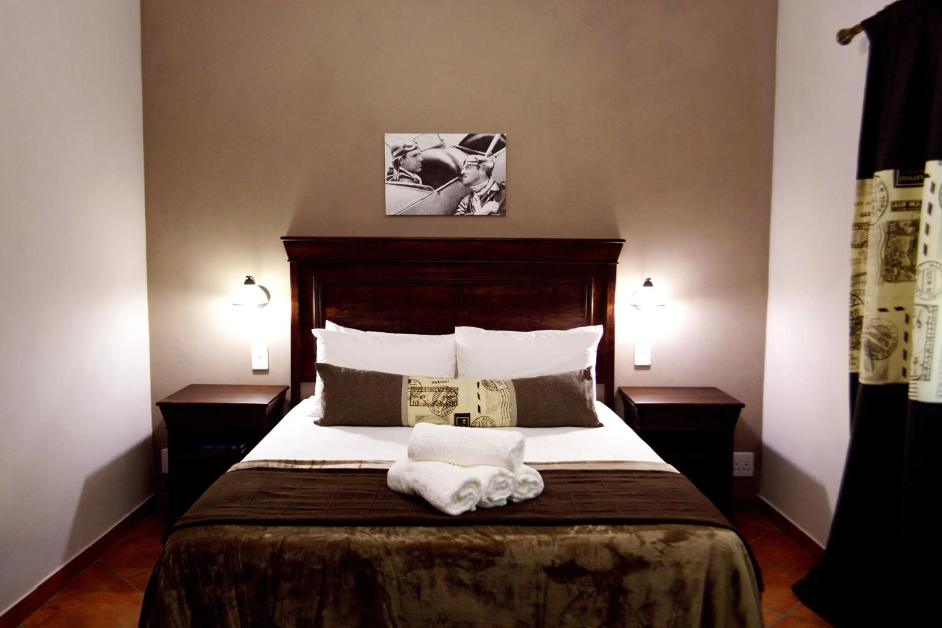 Photo of the whole room, Bed in Barnstormers Rest