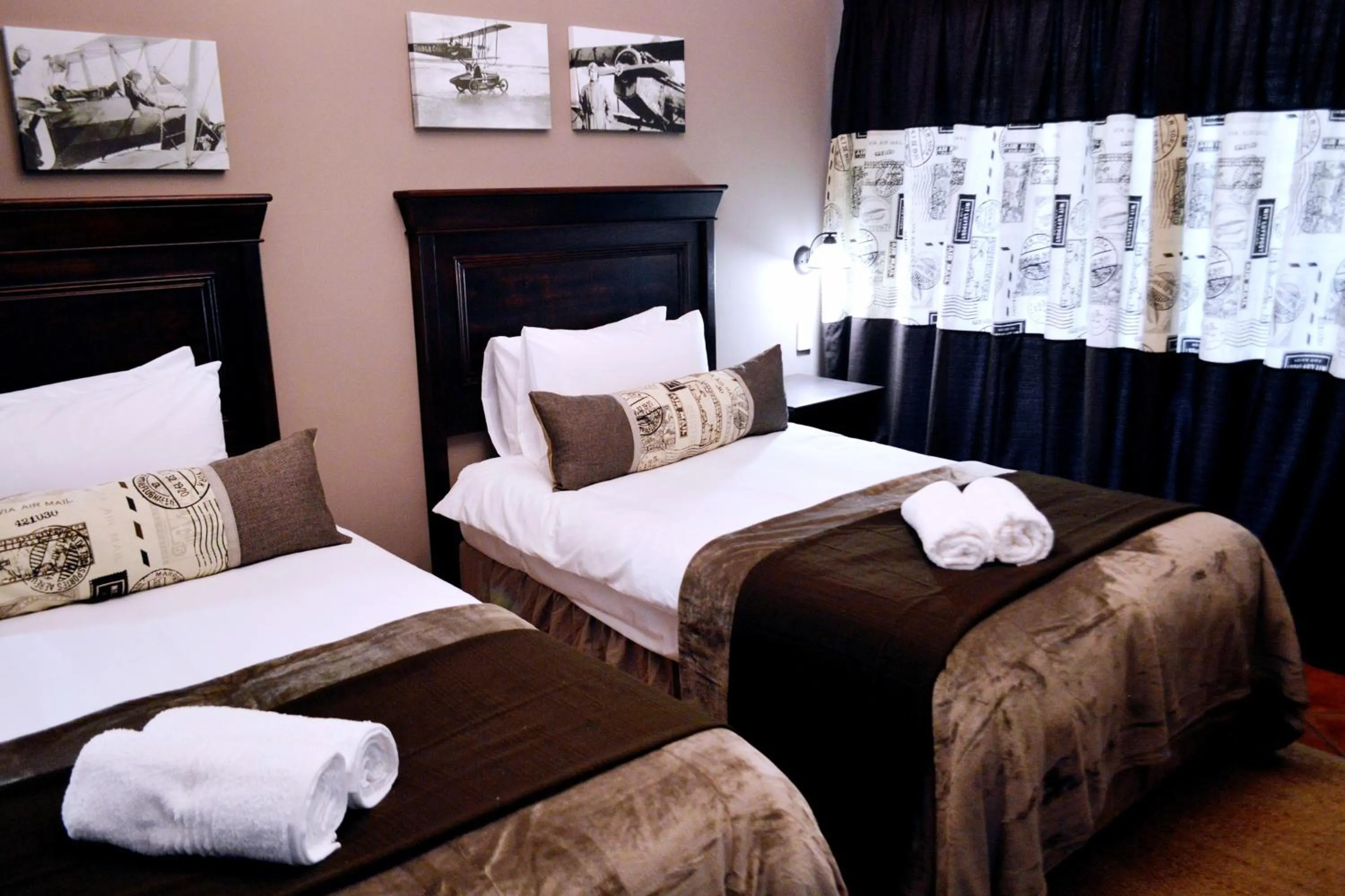 Photo of the whole room, Bed in Barnstormers Rest
