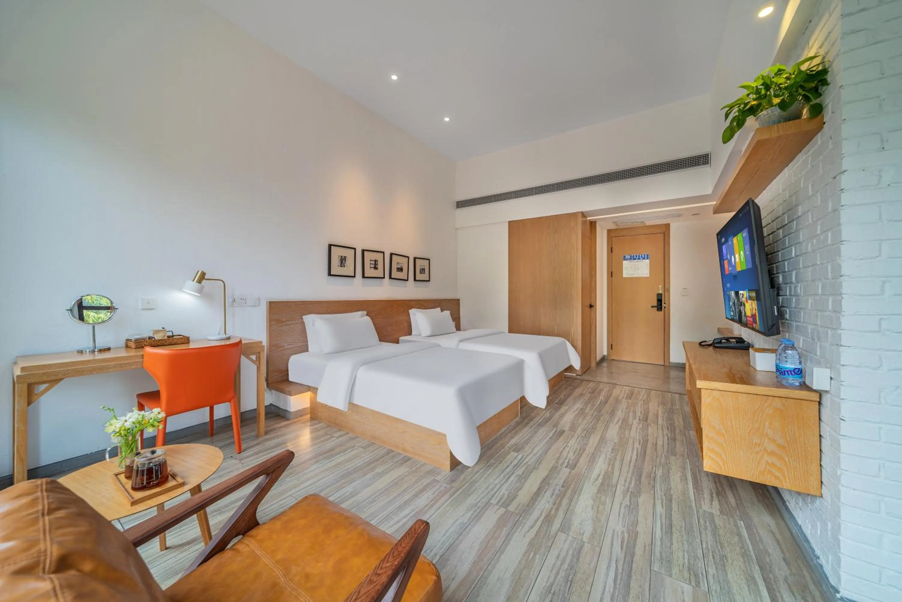 Photo of the whole room, Bed in Wuyu Hotel Chongqing Southwest University & Jialing Riverside