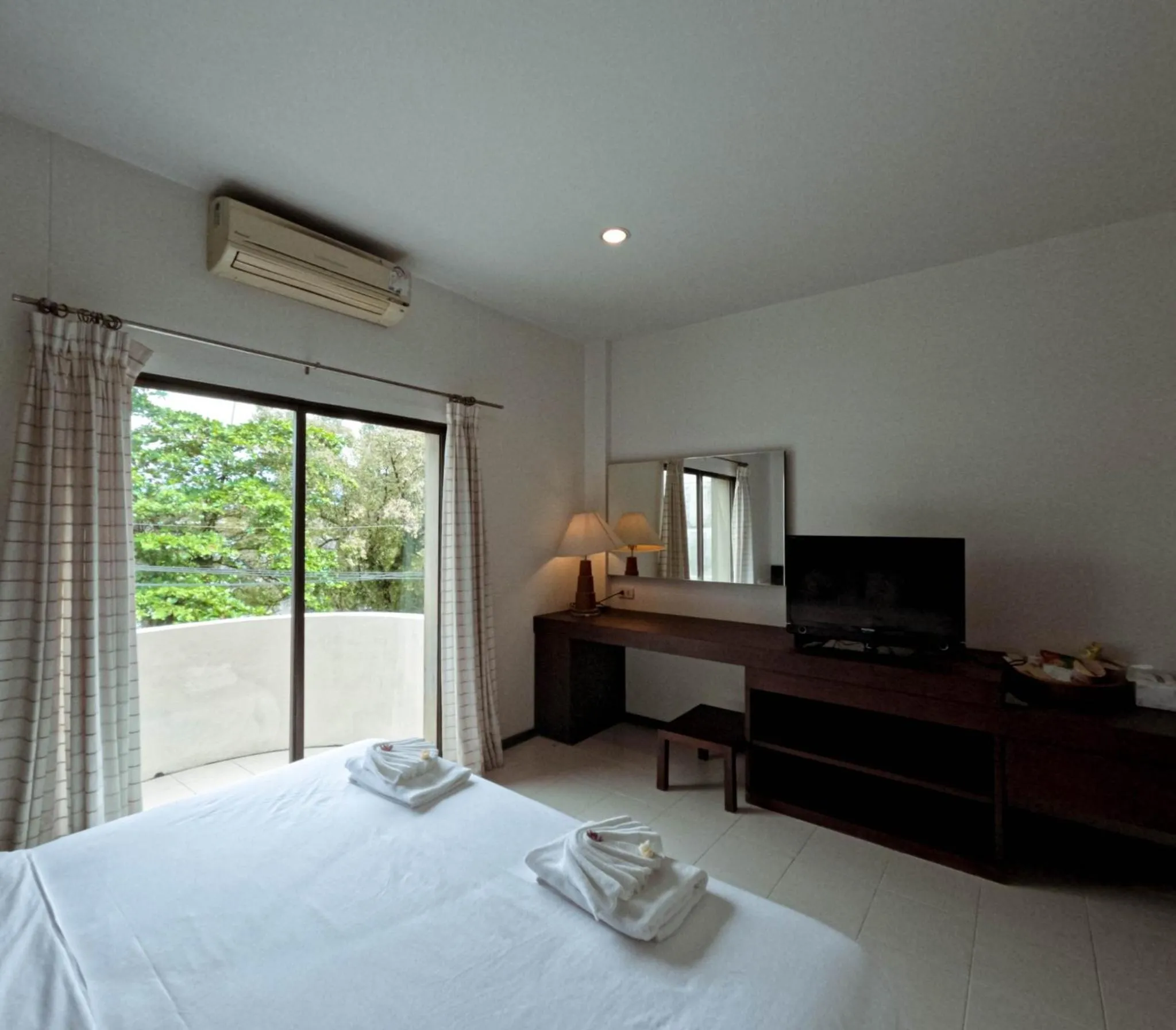 Photo of the whole room in Le Ranong Bistro Hotel