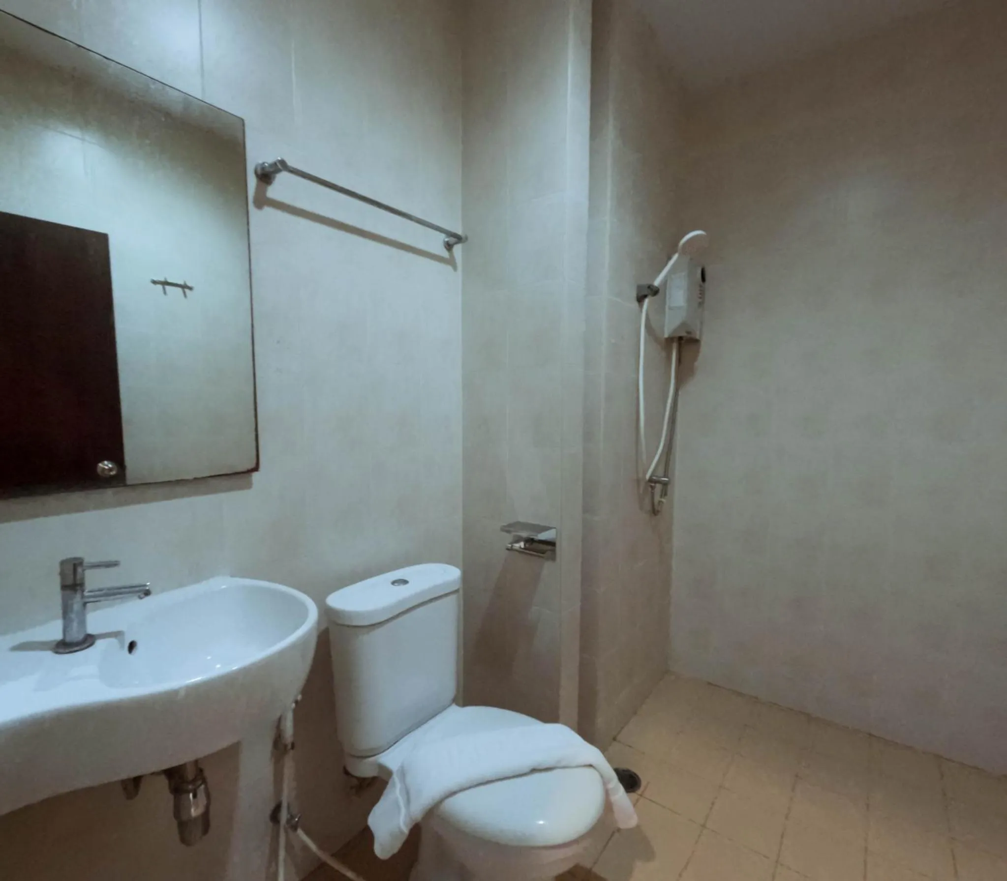 Bathroom in Le Ranong Bistro Hotel