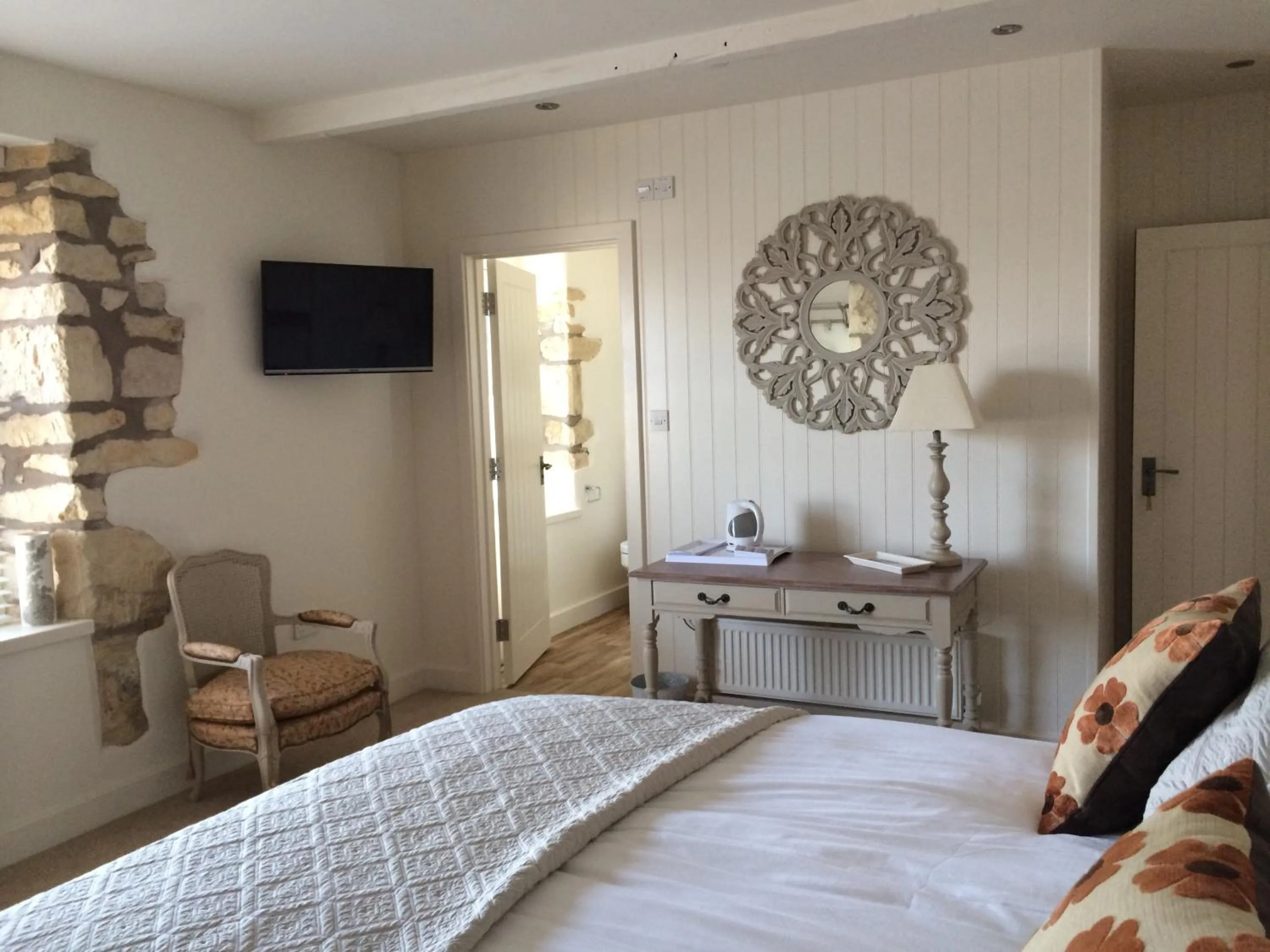 Photo of the whole room, Bed in King William IV