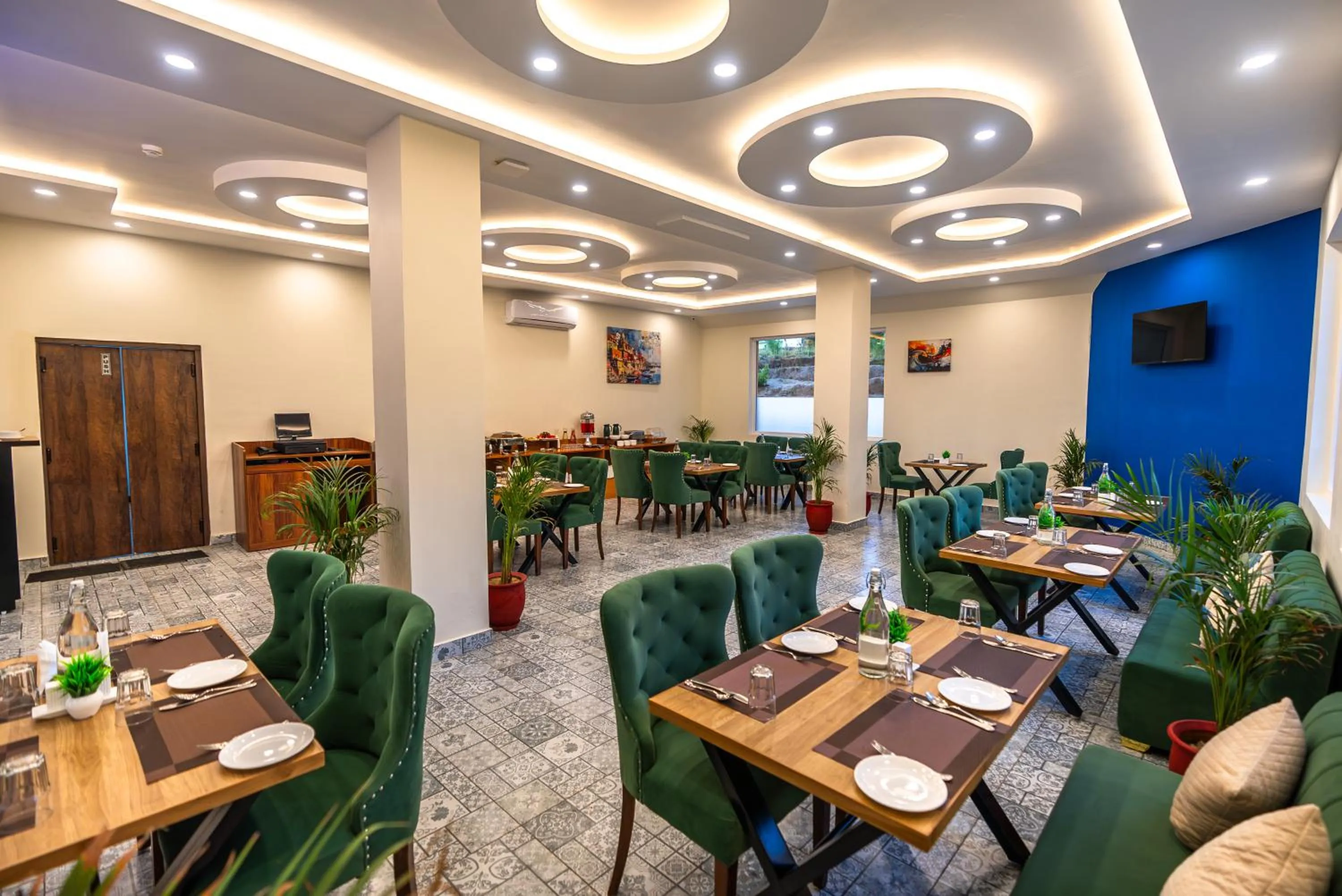 Restaurant/places to eat in Aotel by Clarks Inn Palampur