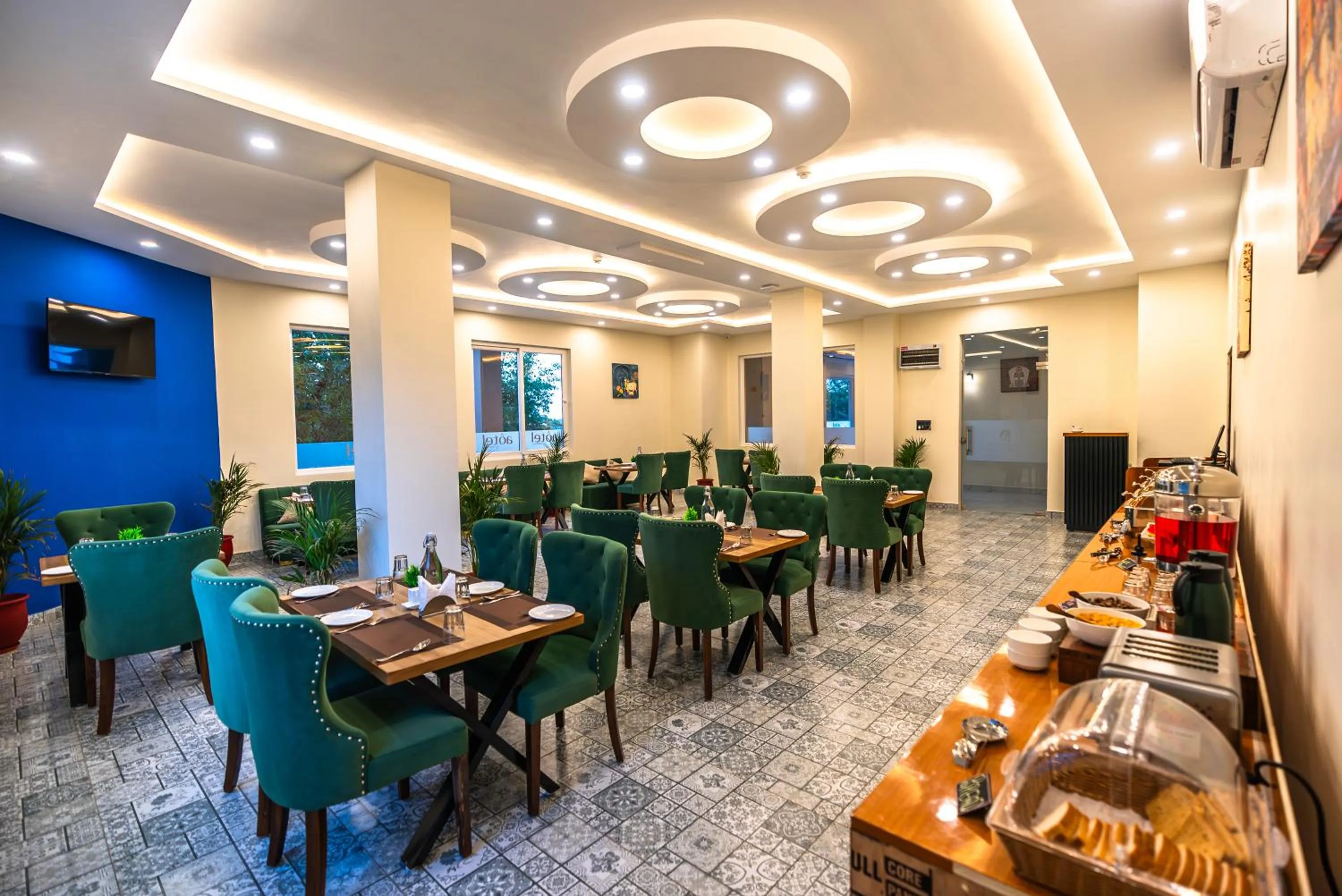 Restaurant/places to eat in Aotel by Clarks Inn Palampur