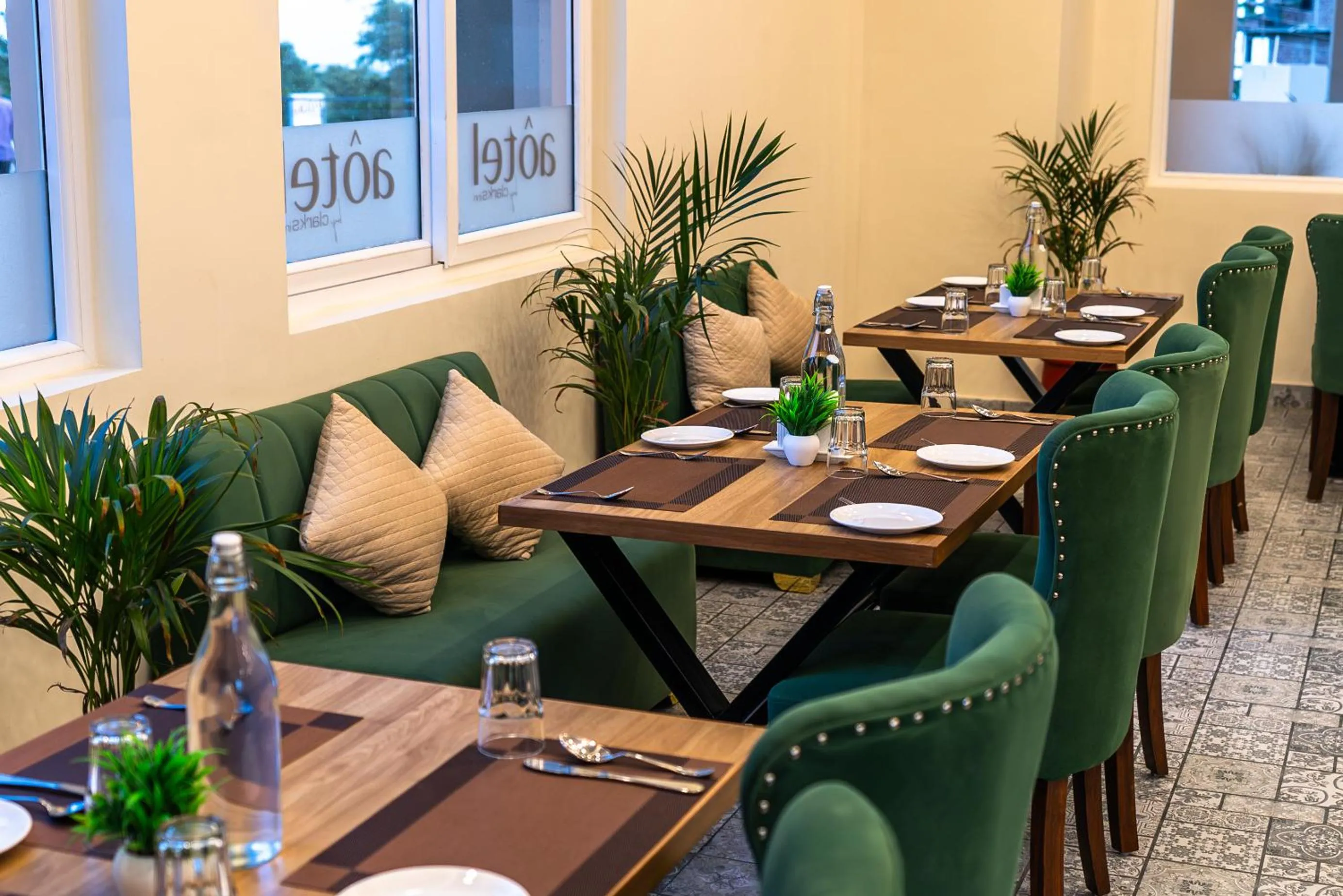 Restaurant/places to eat in Aotel by Clarks Inn Palampur