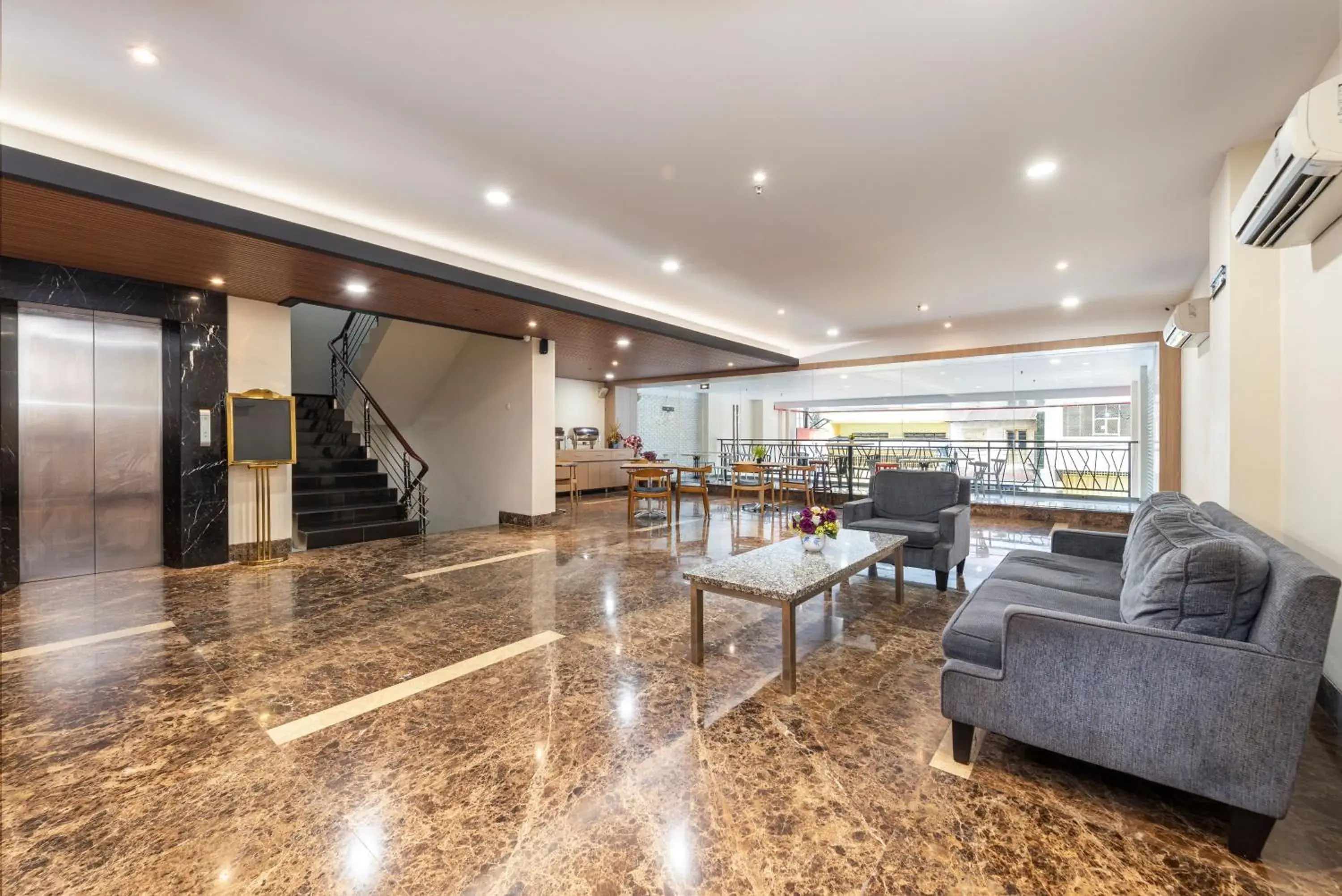 Lobby or reception in Life Hotel Soekarno Hatta Makassar Lobby or reception in Life Hotel Soekarno Hatta Makassar