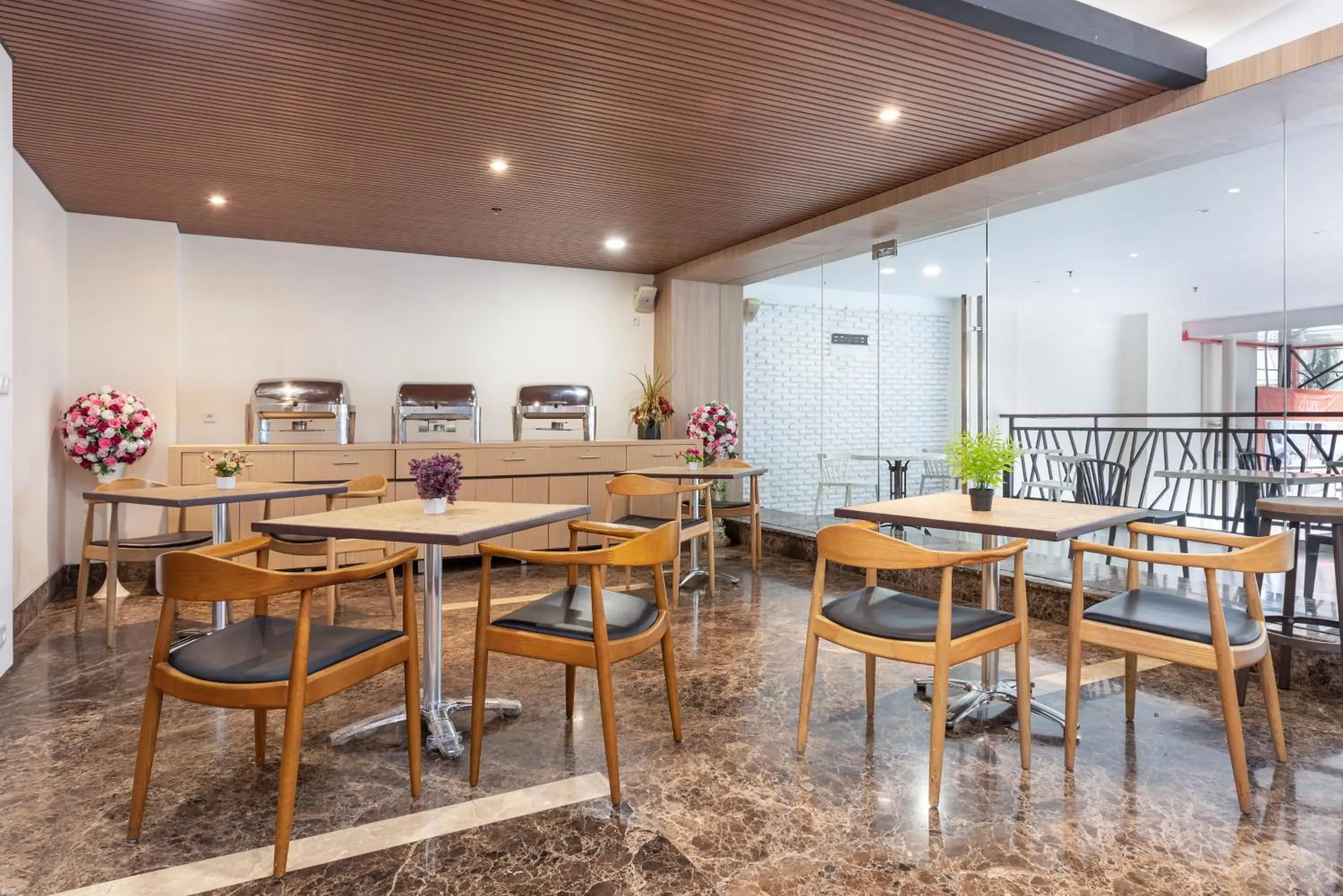 Restaurant/places to eat in Life Hotel Soekarno Hatta Makassar Restaurant/places to eat in Life Hotel Soekarno Hatta Makassar