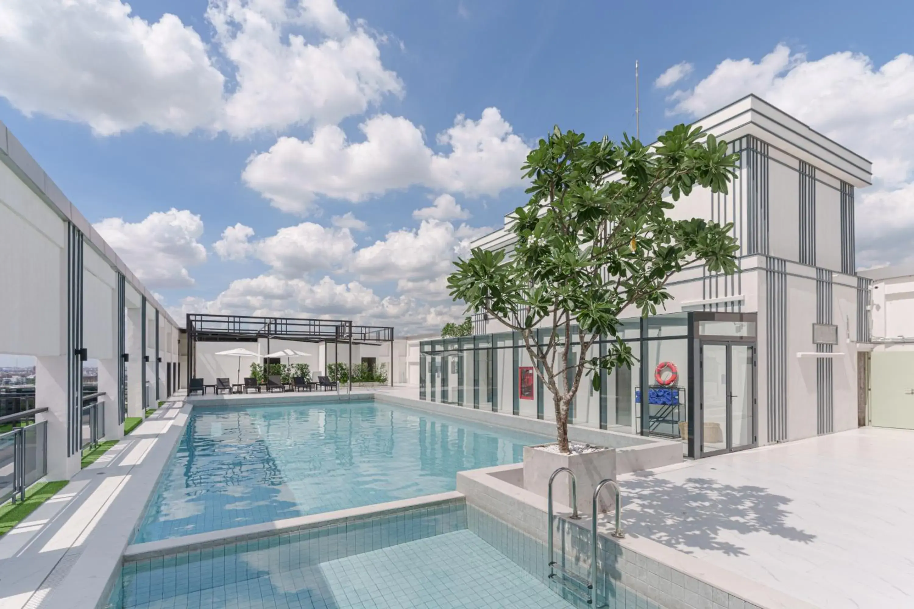 Swimming pool in Shenzhen Tower Hotel Bangkok Swimming pool in Shenzhen Tower Hotel Bangkok