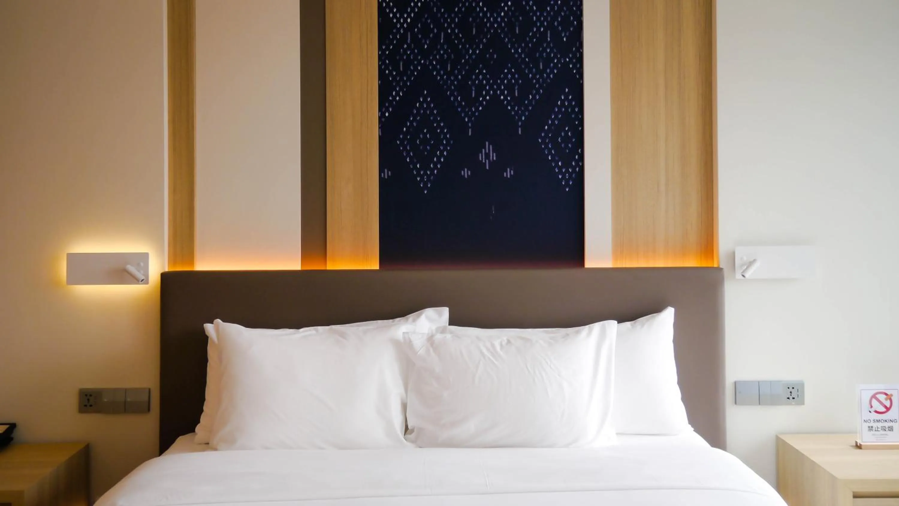 Bed in Shenzhen Tower Hotel Bangkok