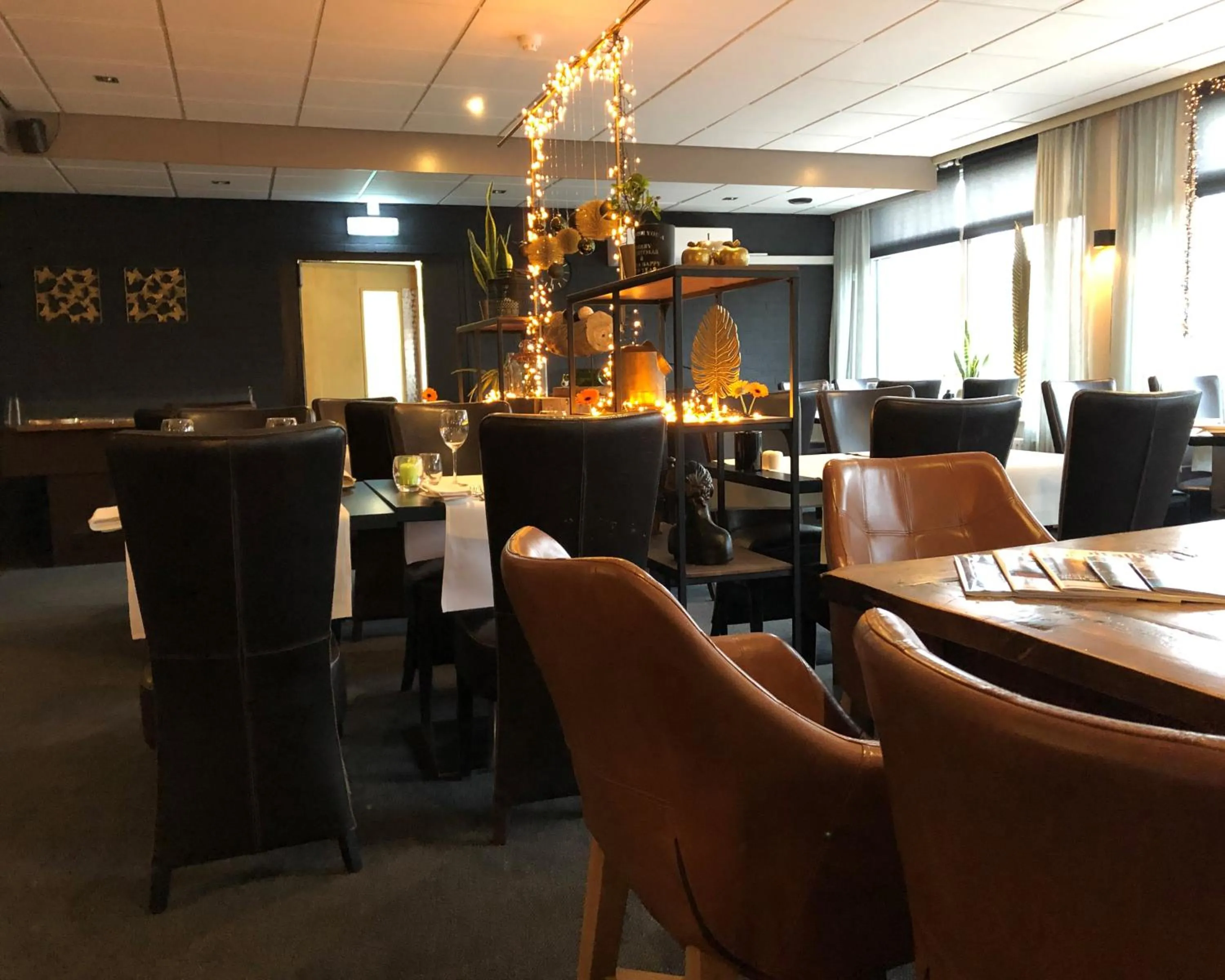 Restaurant/places to eat in Hotel Rooms