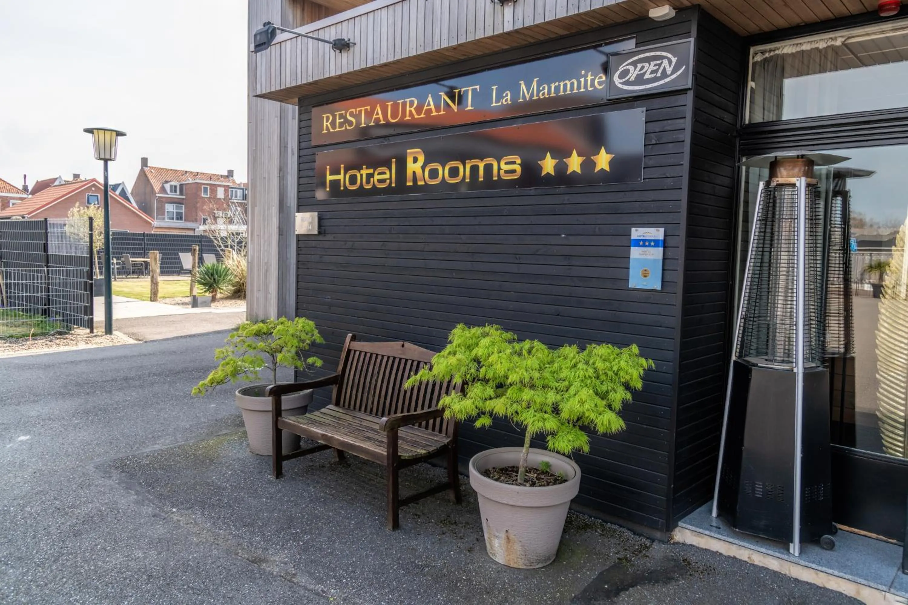 Restaurant/places to eat in Hotel Rooms