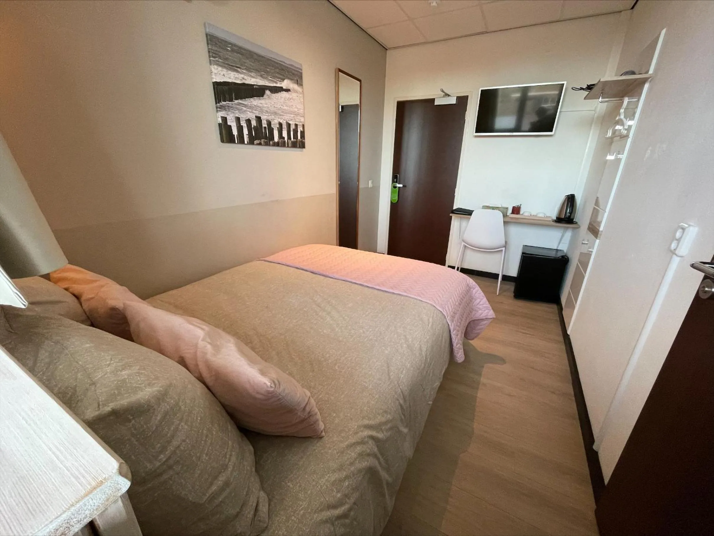 Photo of the whole room, Bed in Hotel Rooms