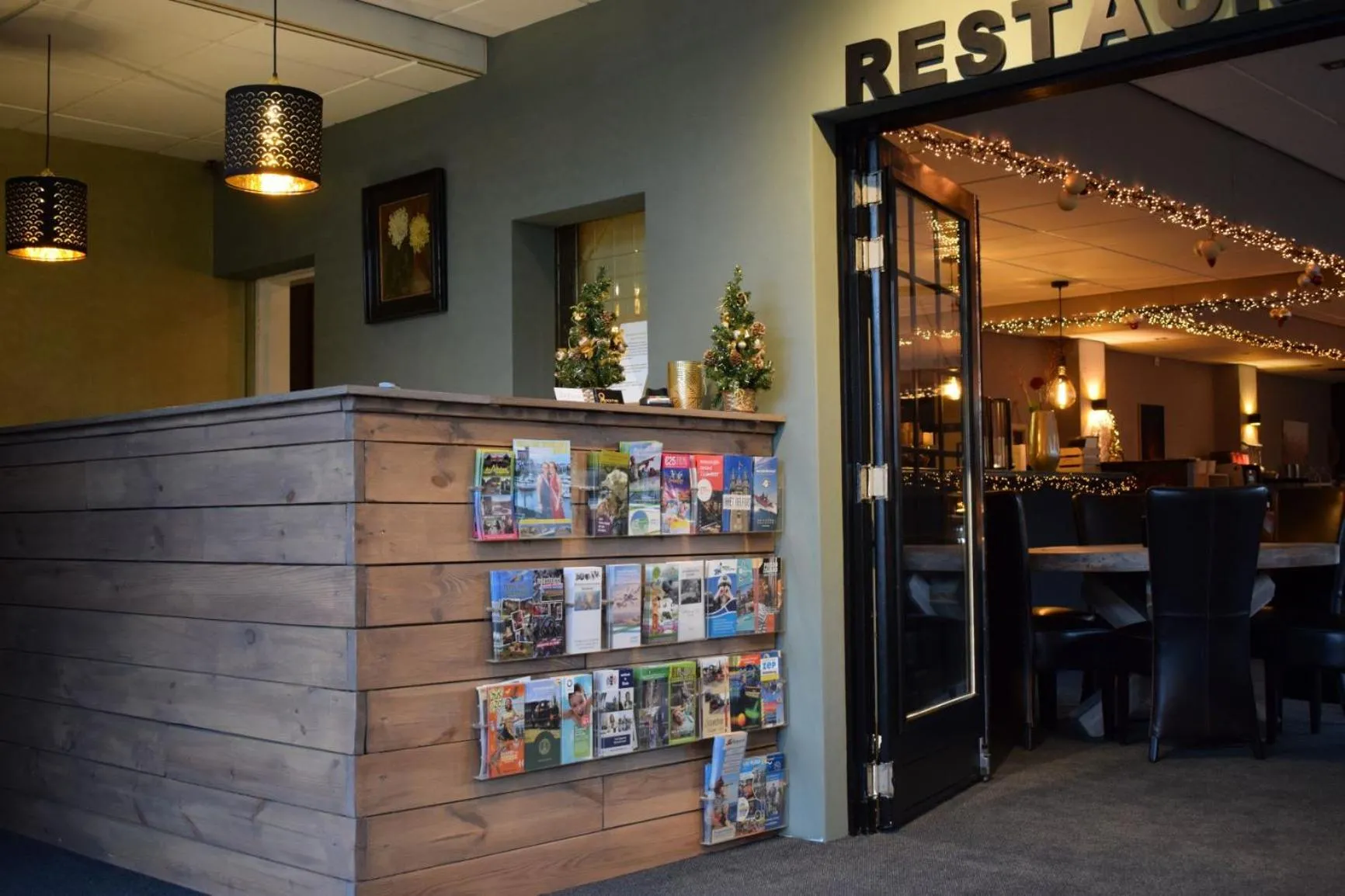 Restaurant/places to eat in Hotel Rooms