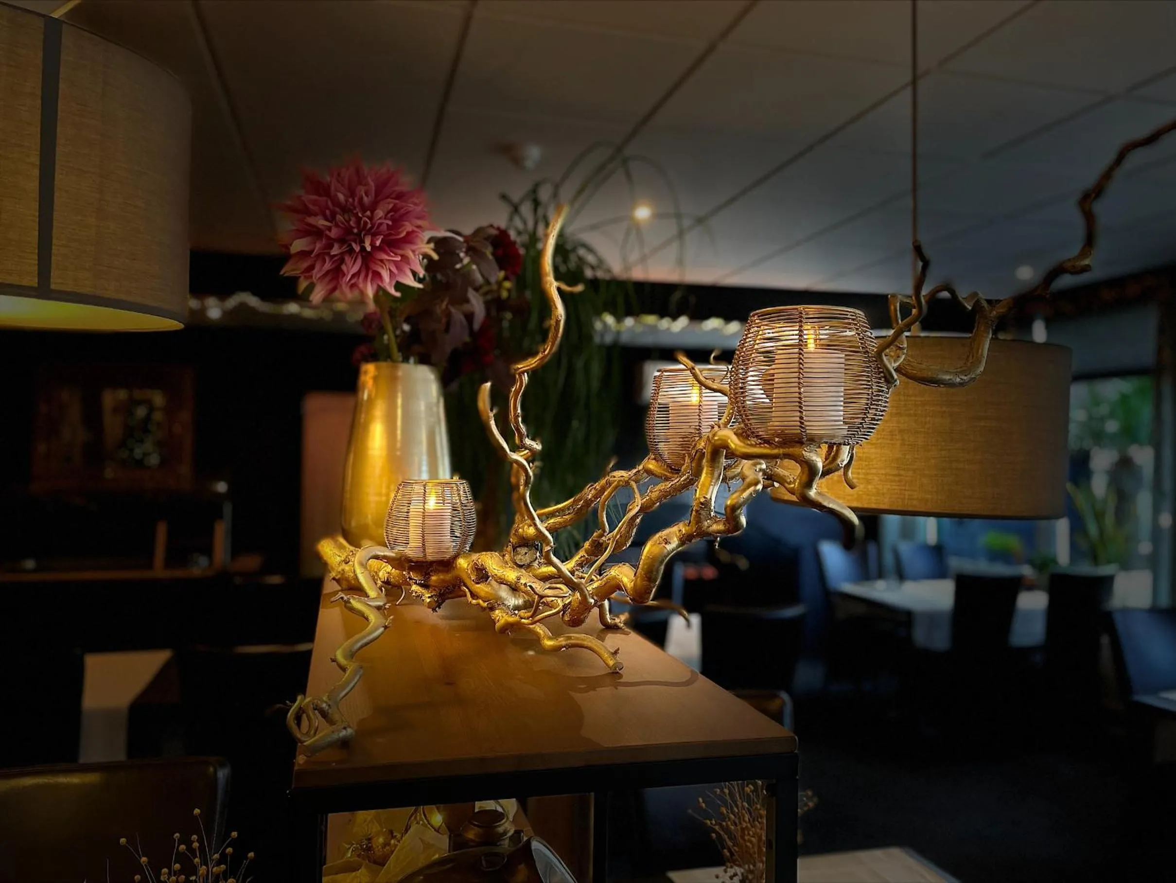 Restaurant/places to eat in Hotel Rooms