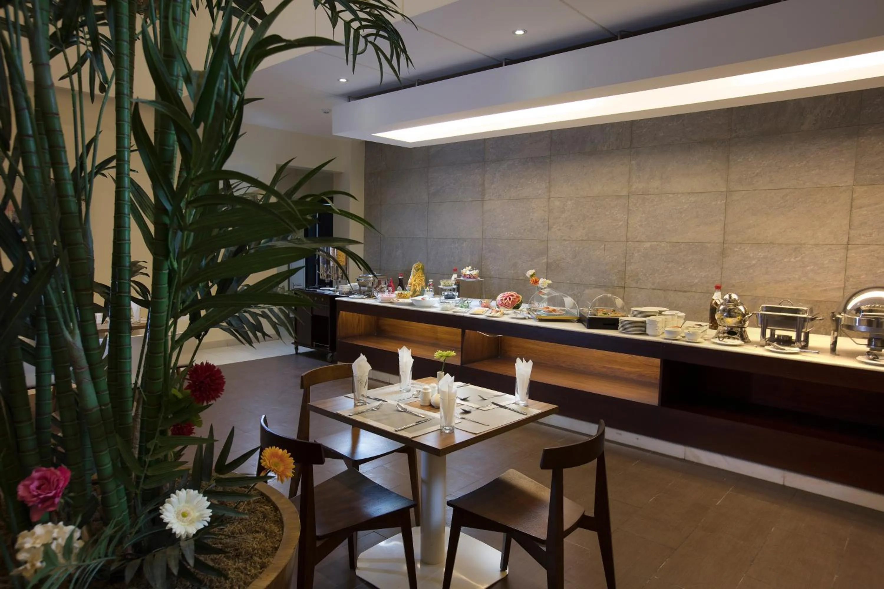 Restaurant/places to eat in لي لي جراند للشقق المخدومة - درجة اقتصادية