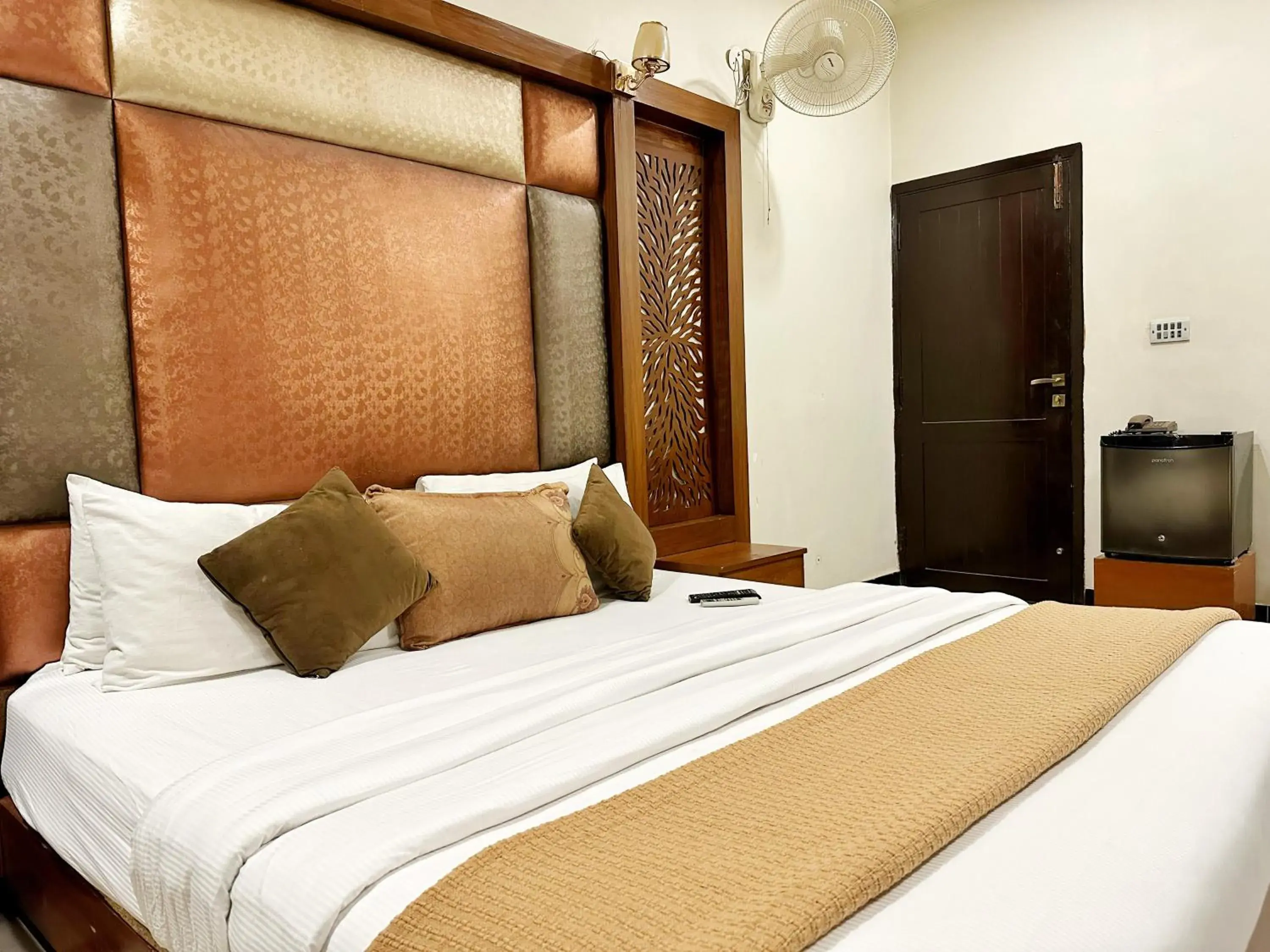 Bed in The Grand Hotel Multan Bed in The Grand Hotel Multan