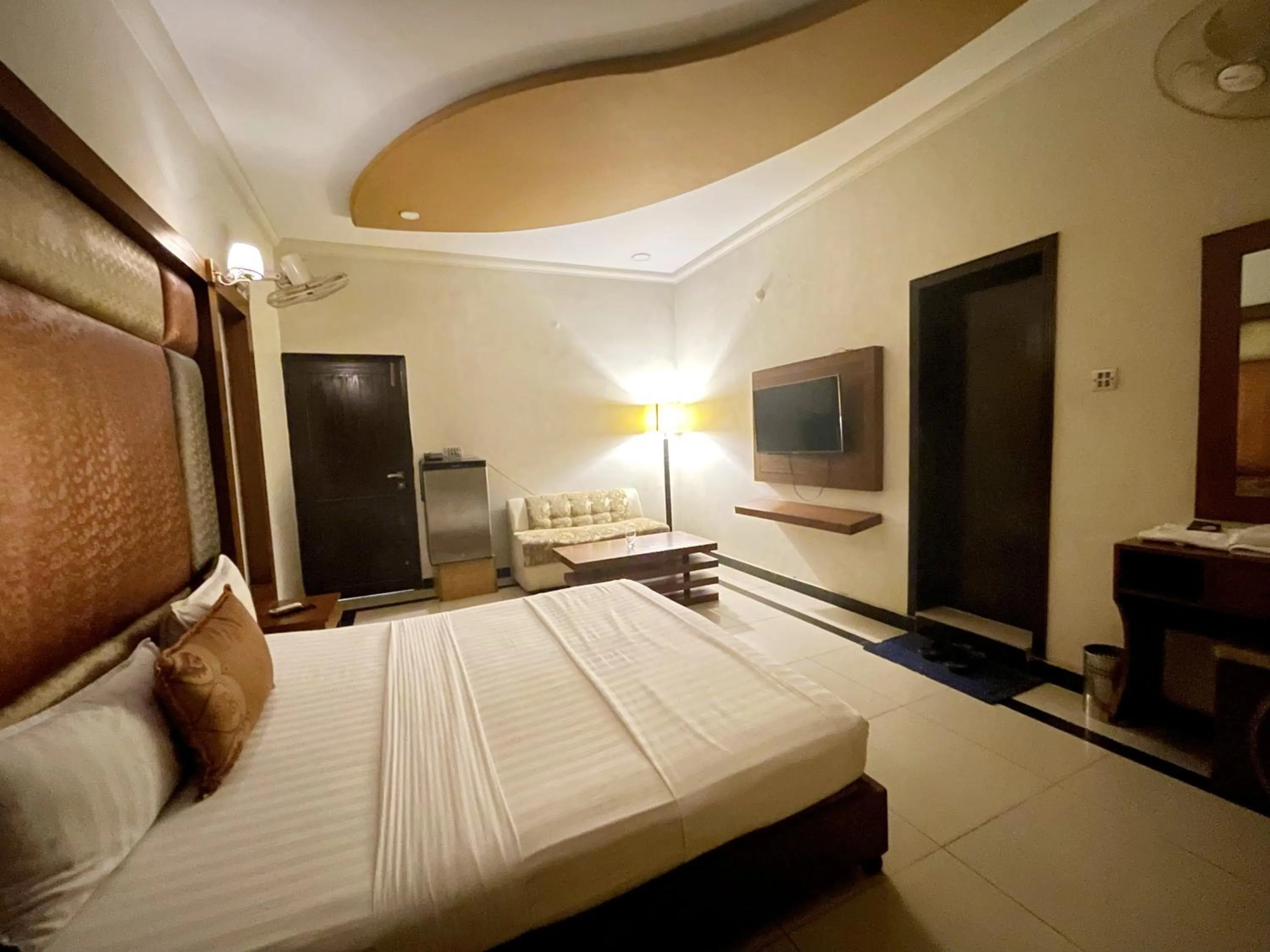 Bed in The Grand Hotel Multan