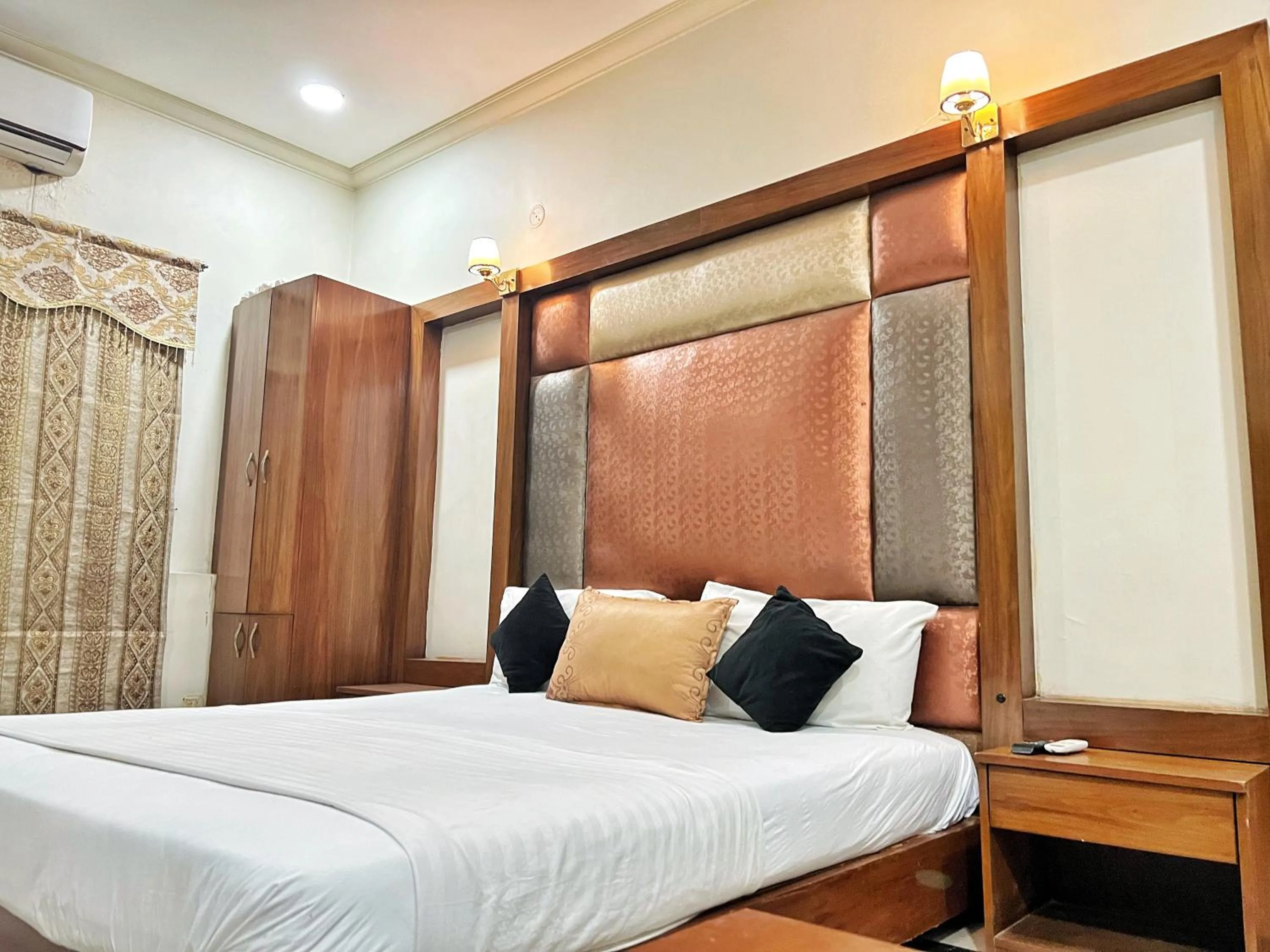 Bed in The Grand Hotel Multan