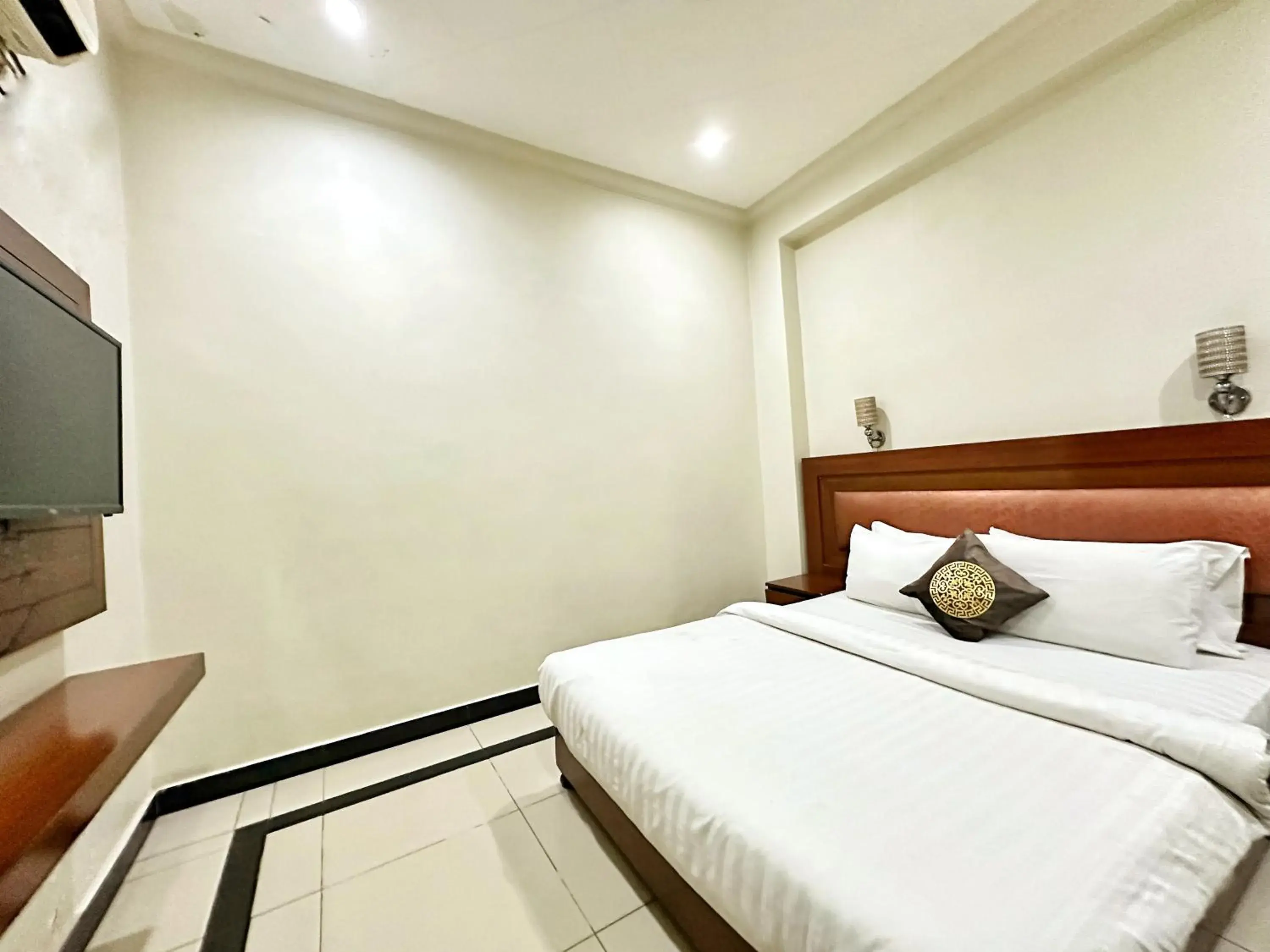 Bed in The Grand Hotel Multan Bed in The Grand Hotel Multan