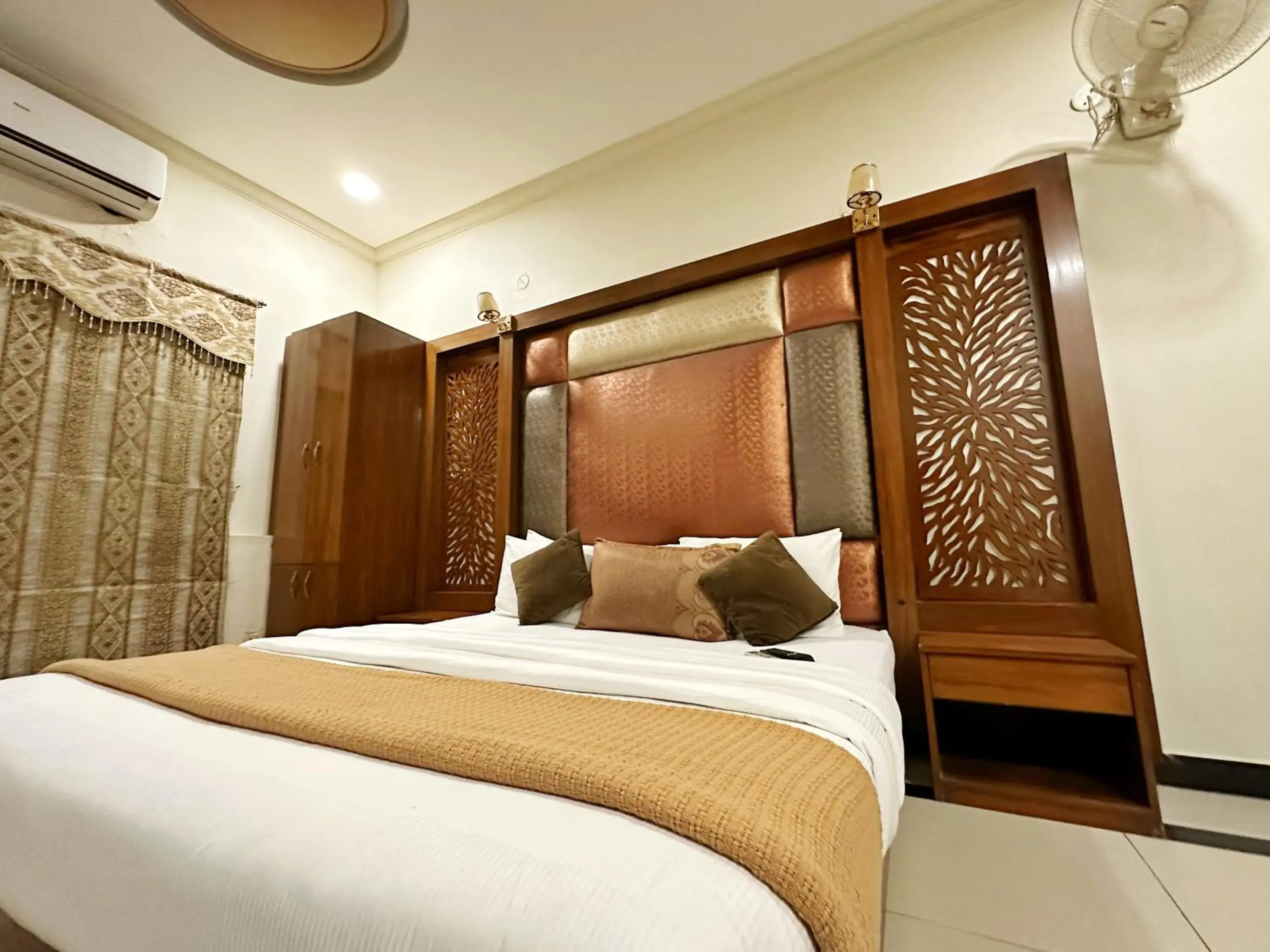 Bed in The Grand Hotel Multan Bed in The Grand Hotel Multan