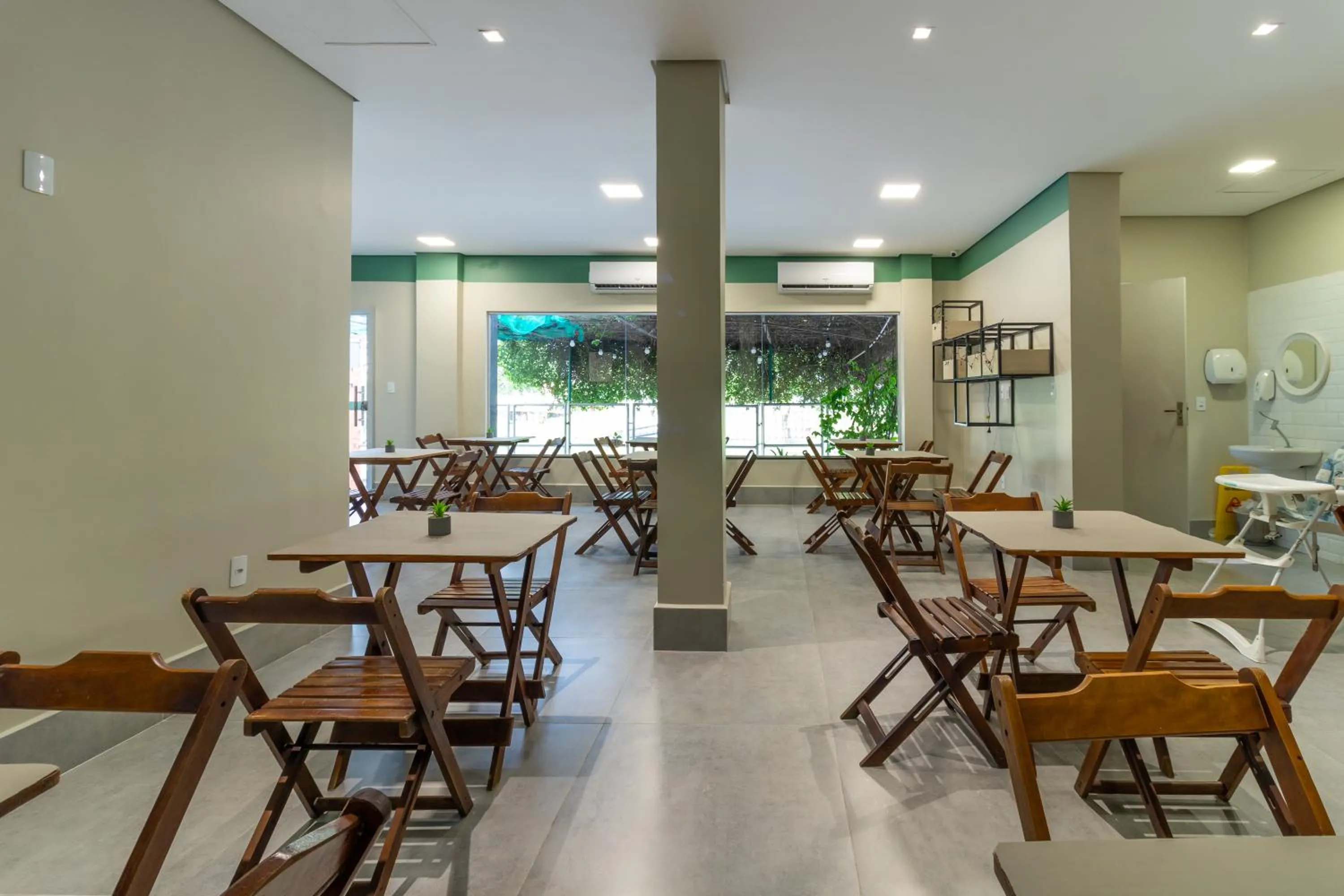 Restaurant/places to eat in Hotel Los Angeles