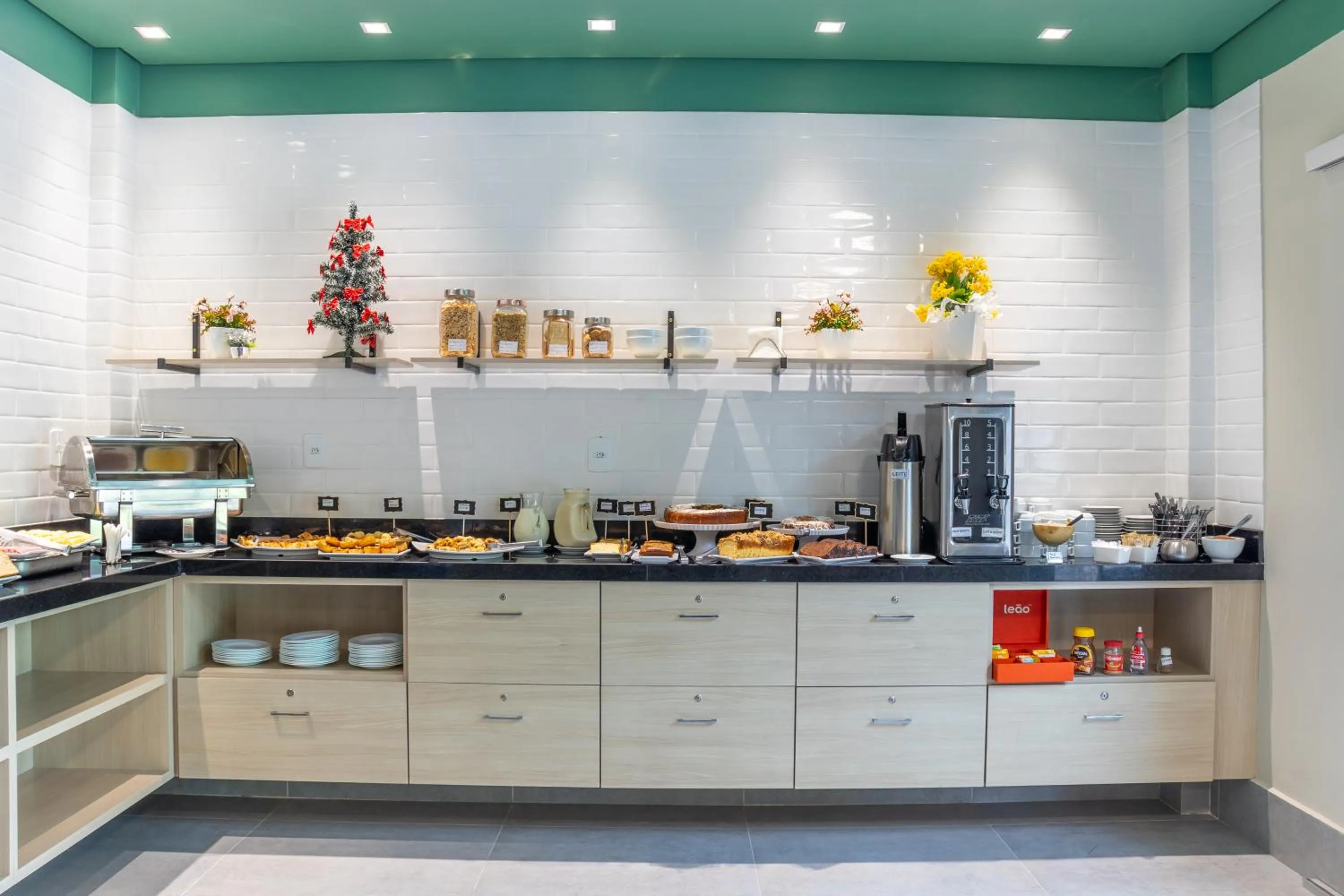 Coffee/tea facilities in Hotel Los Angeles