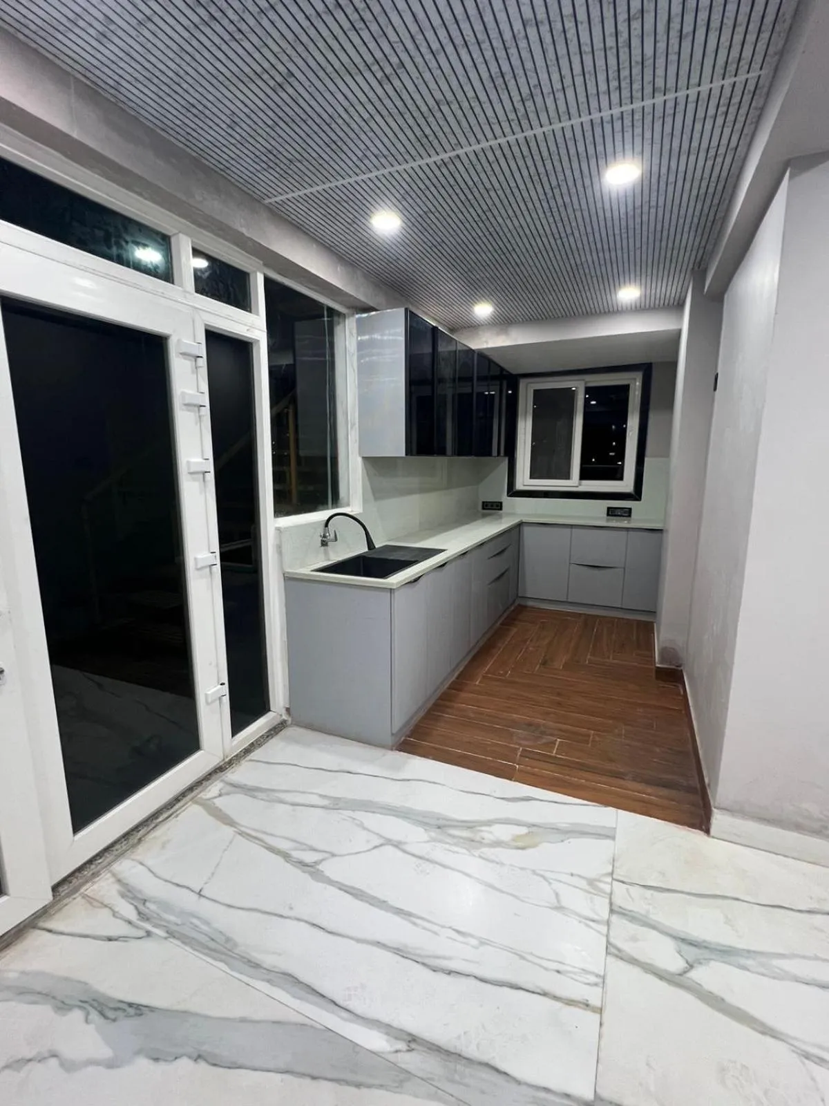 Kitchen or kitchenette in Wild Wings Premium Hotel