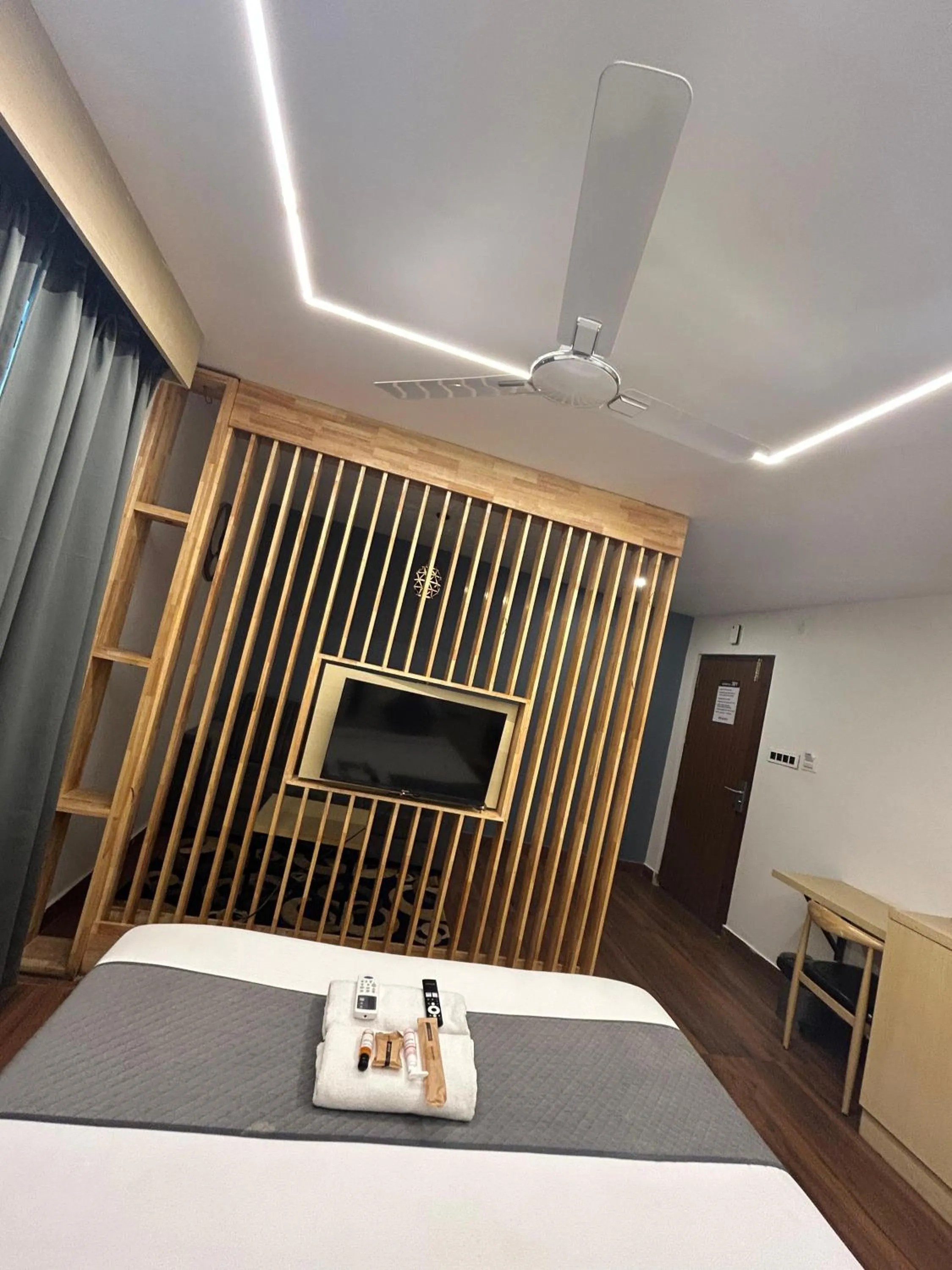 TV and multimedia, Bed in Wild Wings Premium Hotel