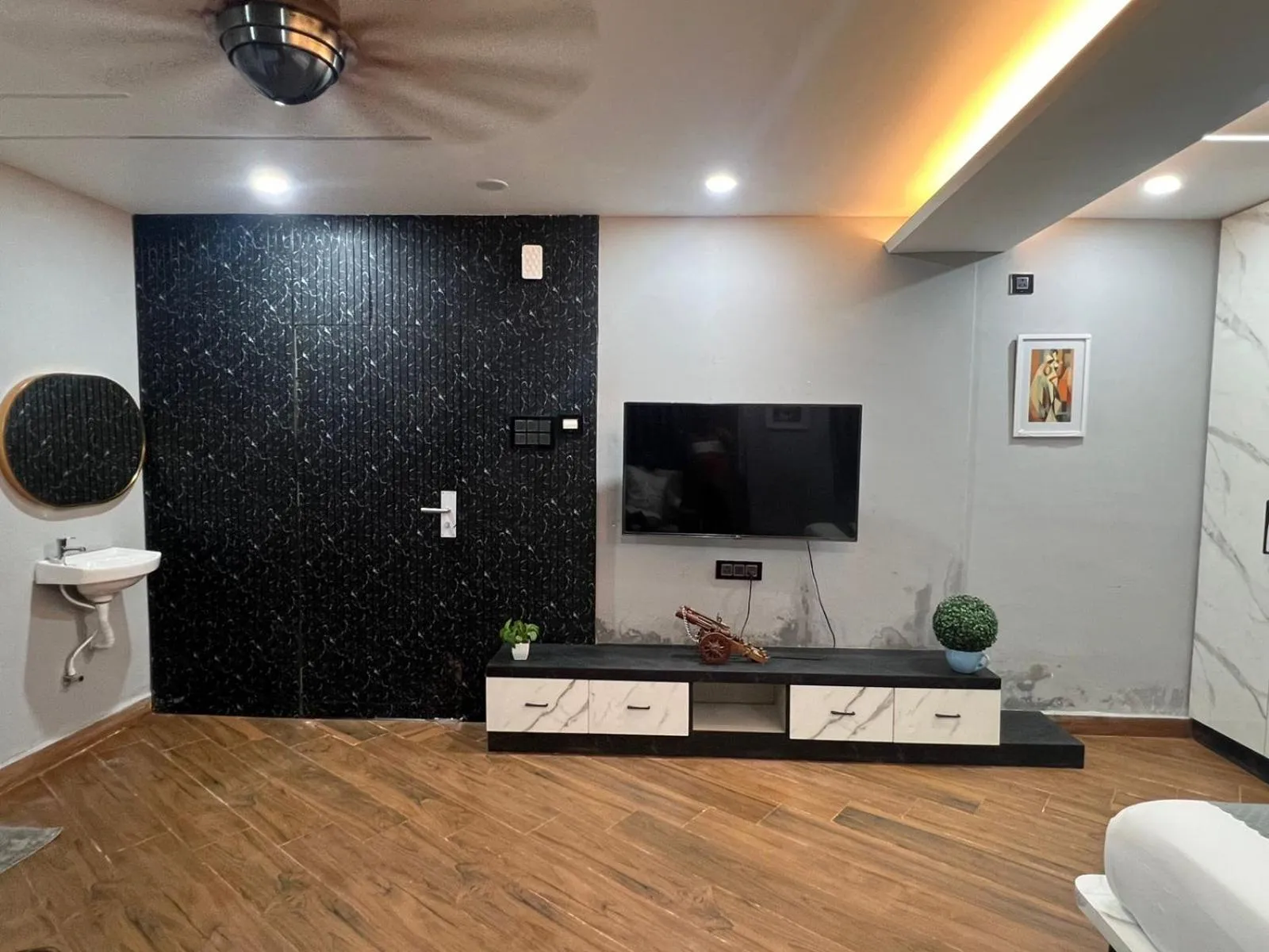 TV and multimedia in Wild Wings Premium Hotel