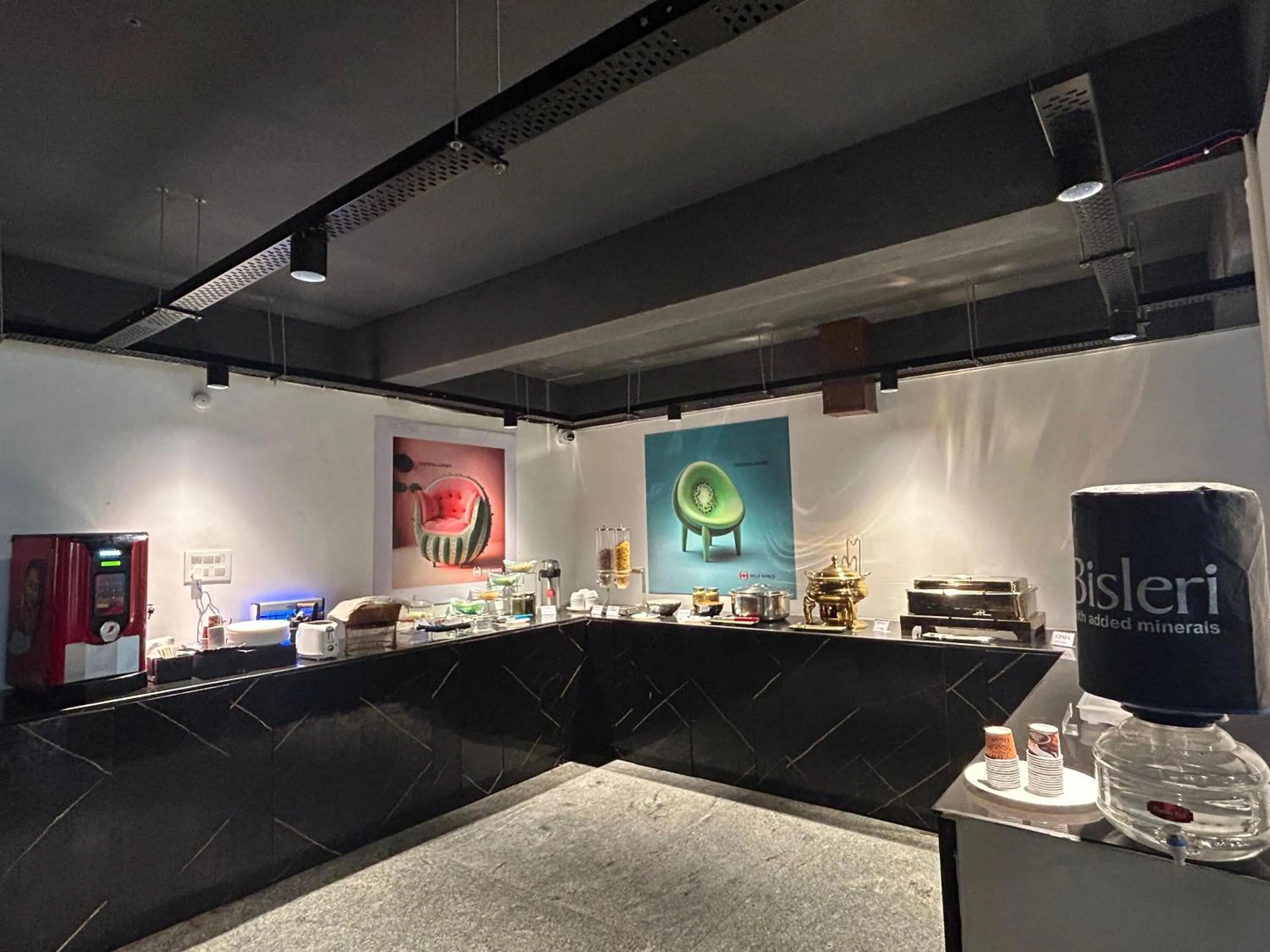 Restaurant/places to eat in Wild Wings Premium Hotel