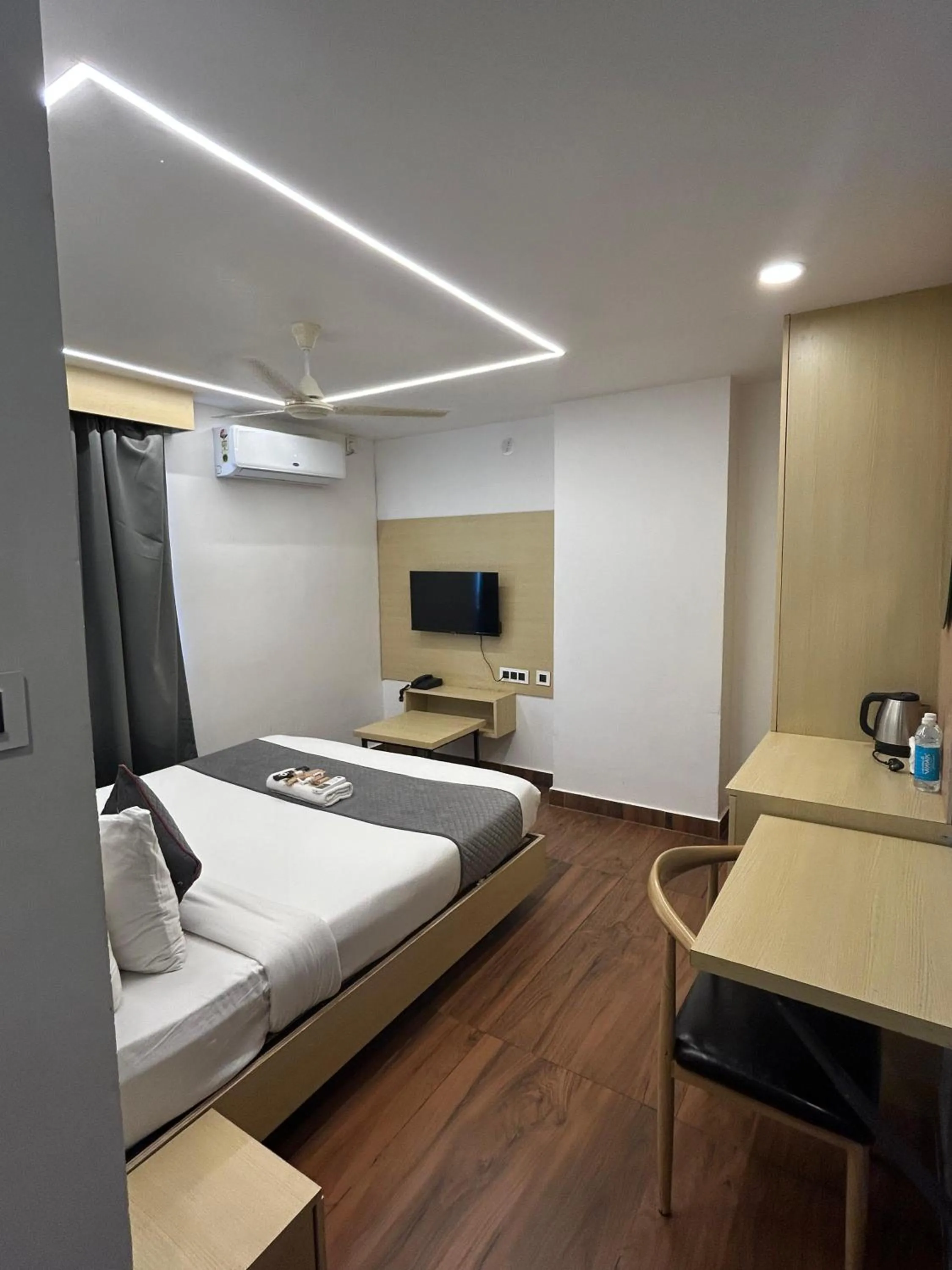 Bed in Wild Wings Premium Hotel