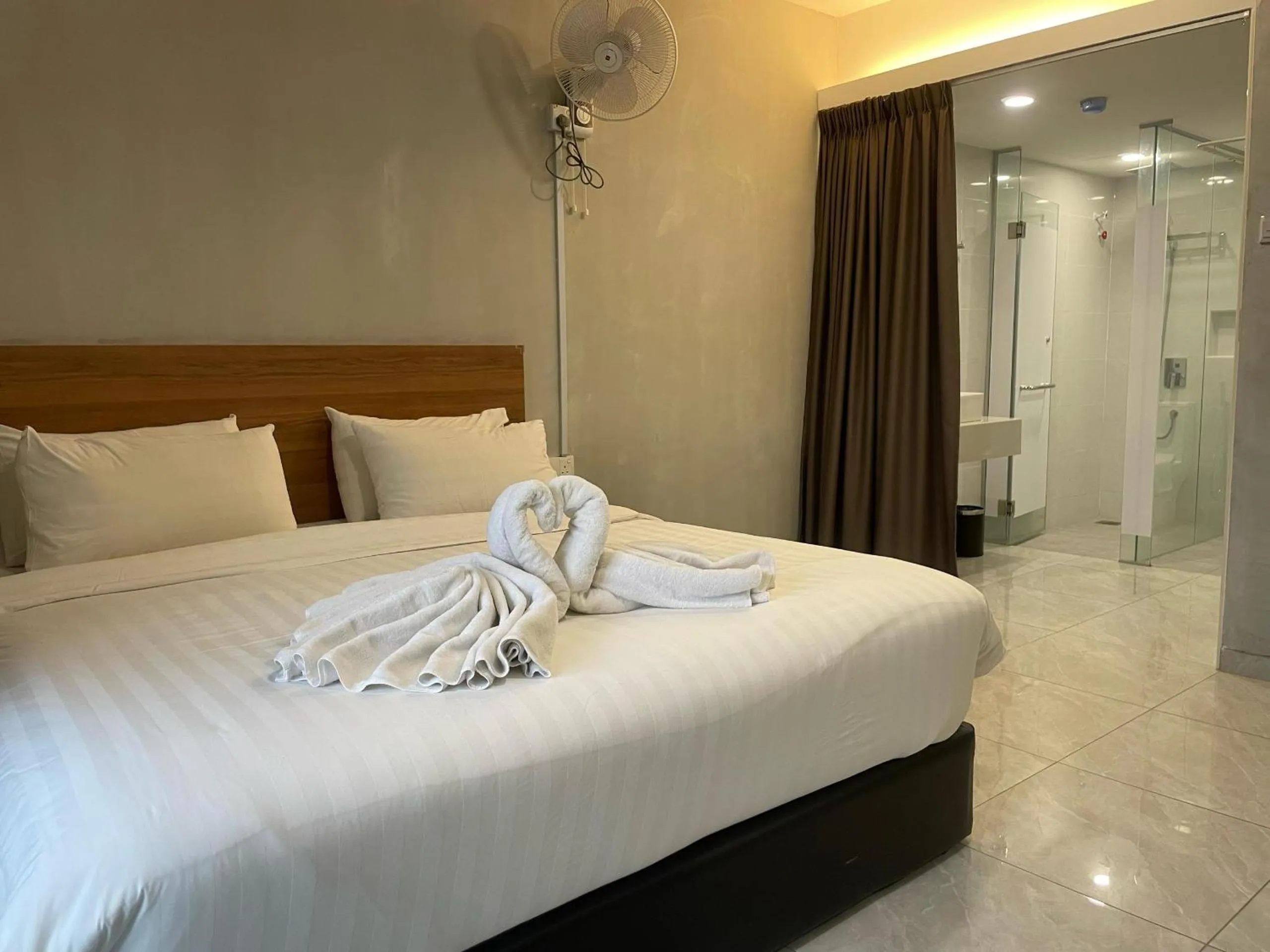 Bathroom, Bed in HPY Hotel