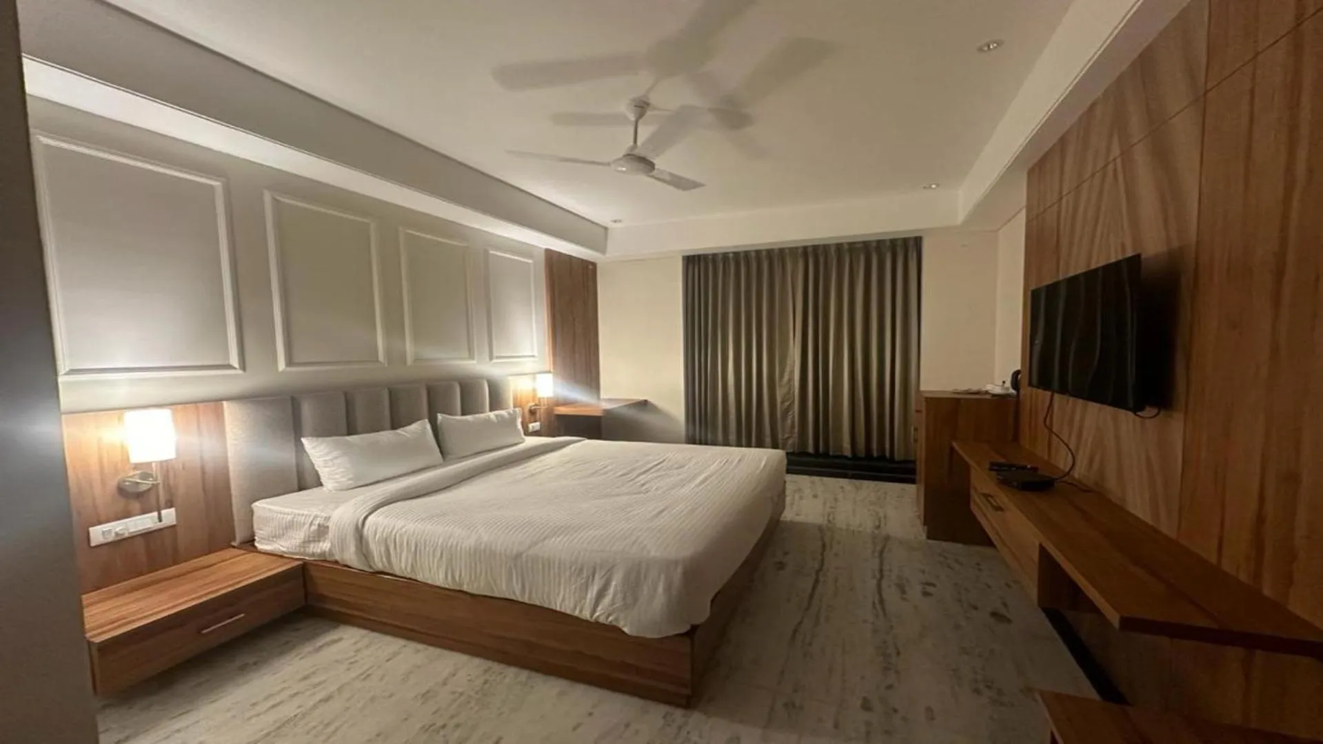 Bed in Jaipur Hotel Saaj Mansion