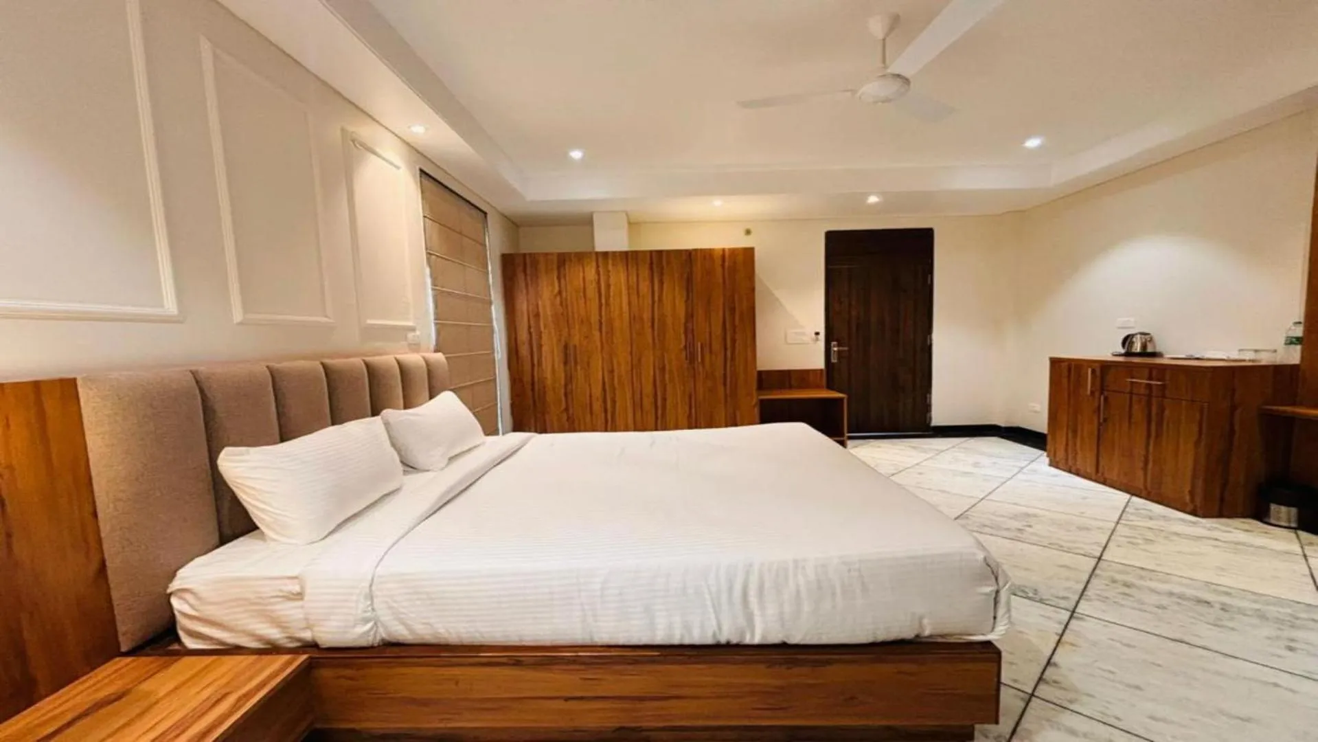 Bed in Jaipur Hotel Saaj Mansion