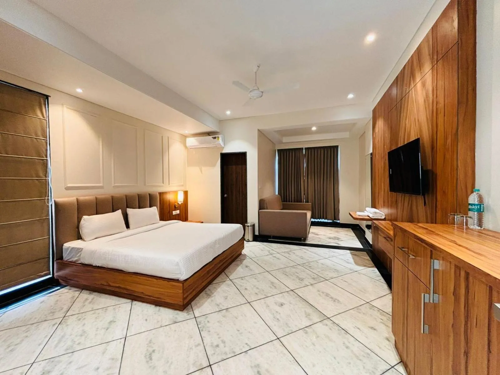 Living room, Bed in Jaipur Hotel Saaj Mansion