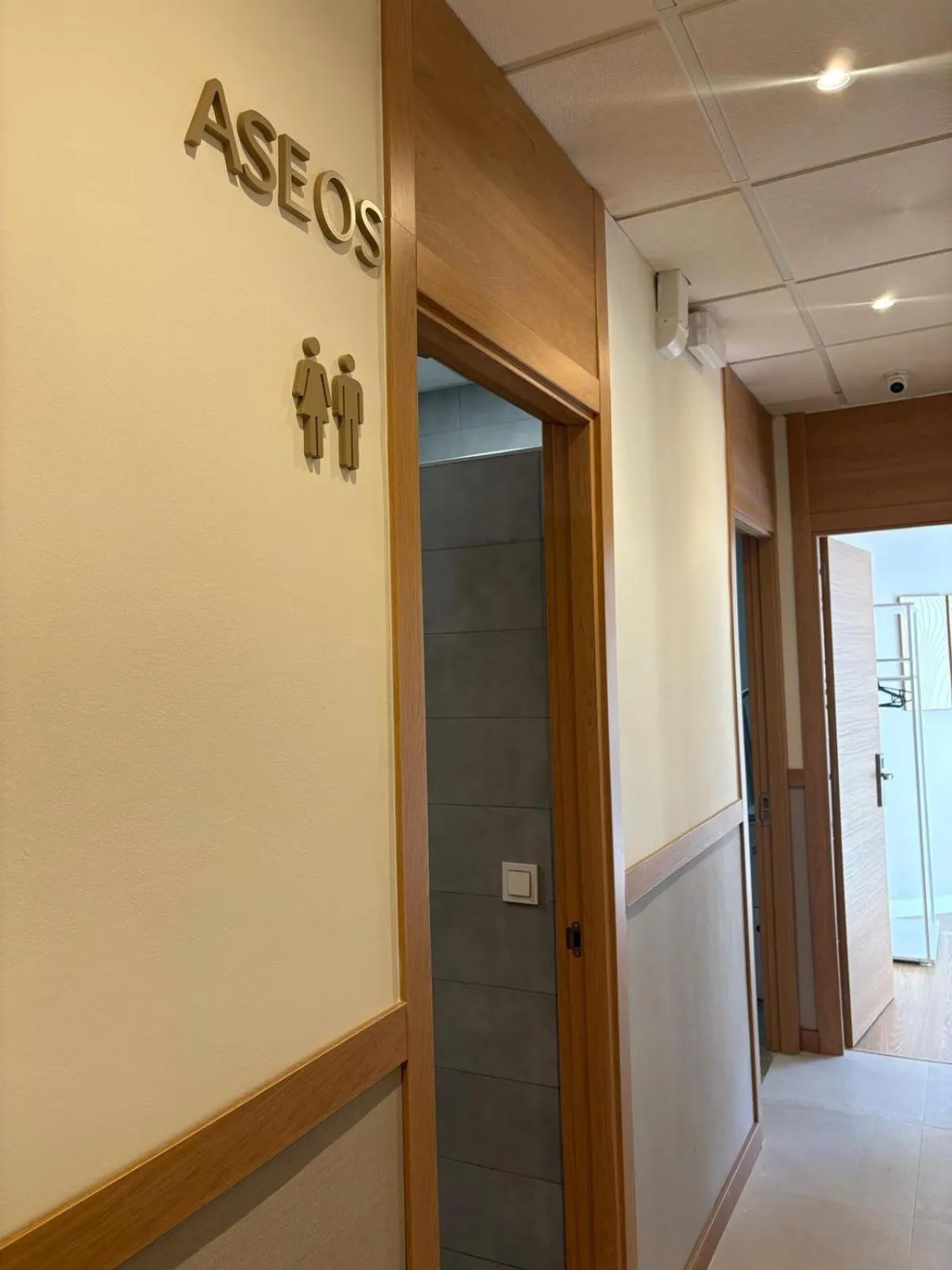 Toilet in Chinitas Urban Rooms