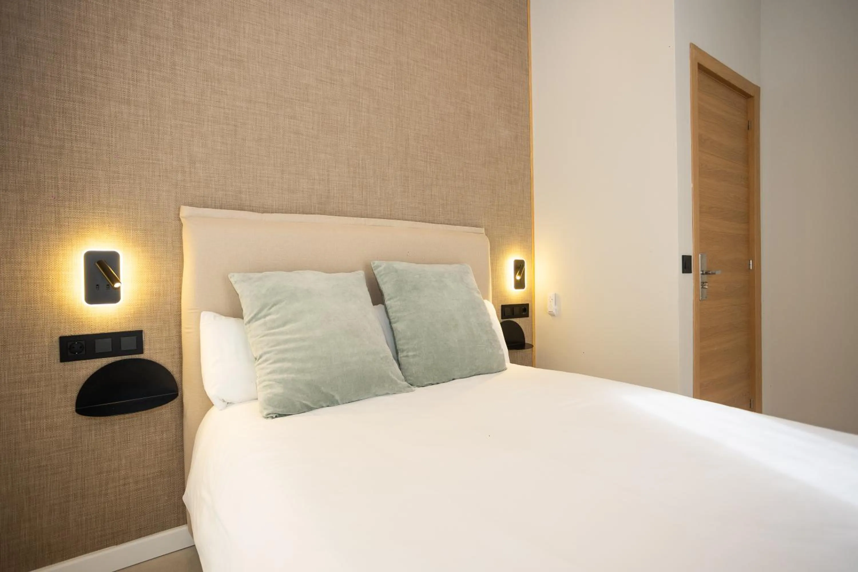 Bed in Chinitas Urban Rooms