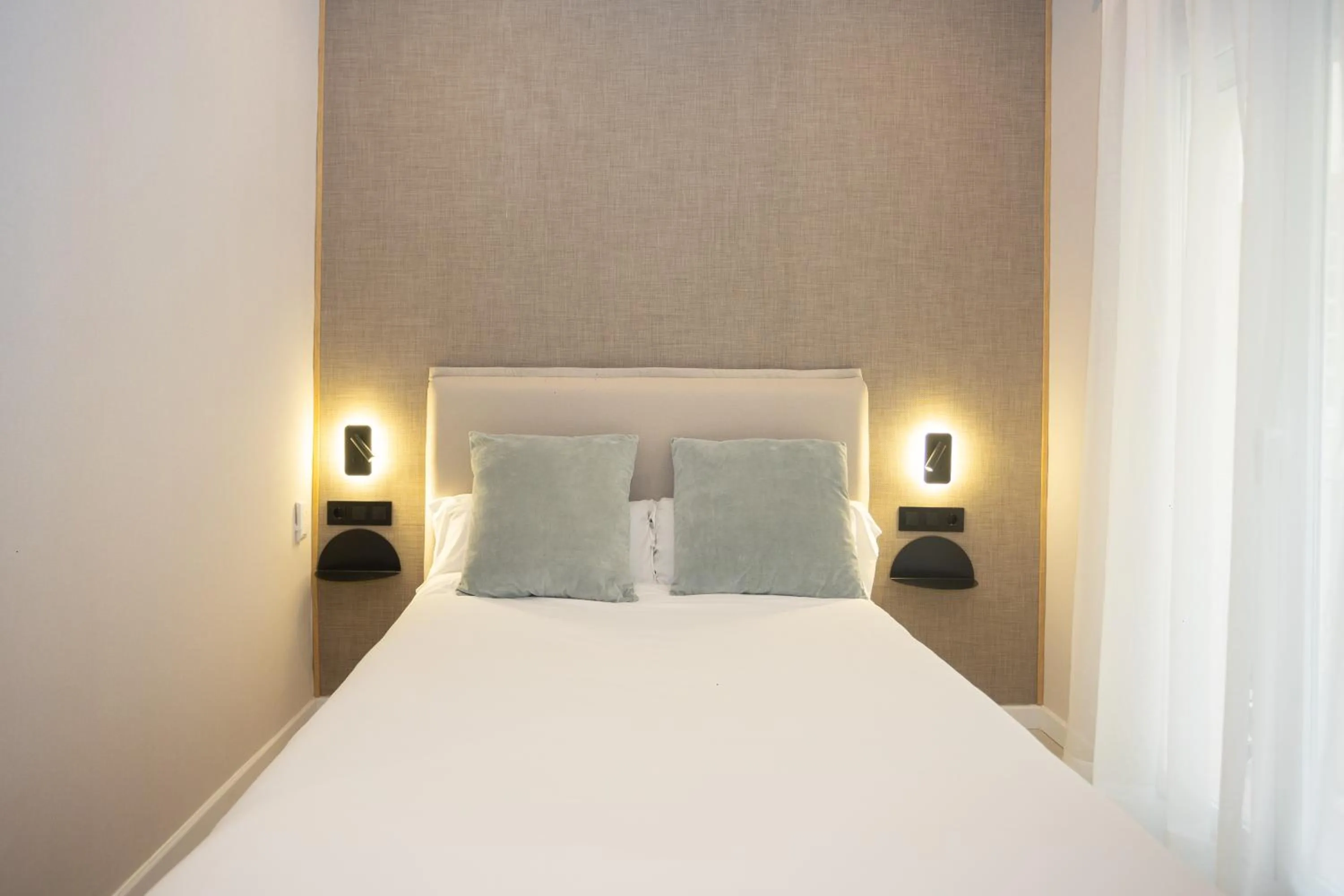 Bed in Chinitas Urban Rooms