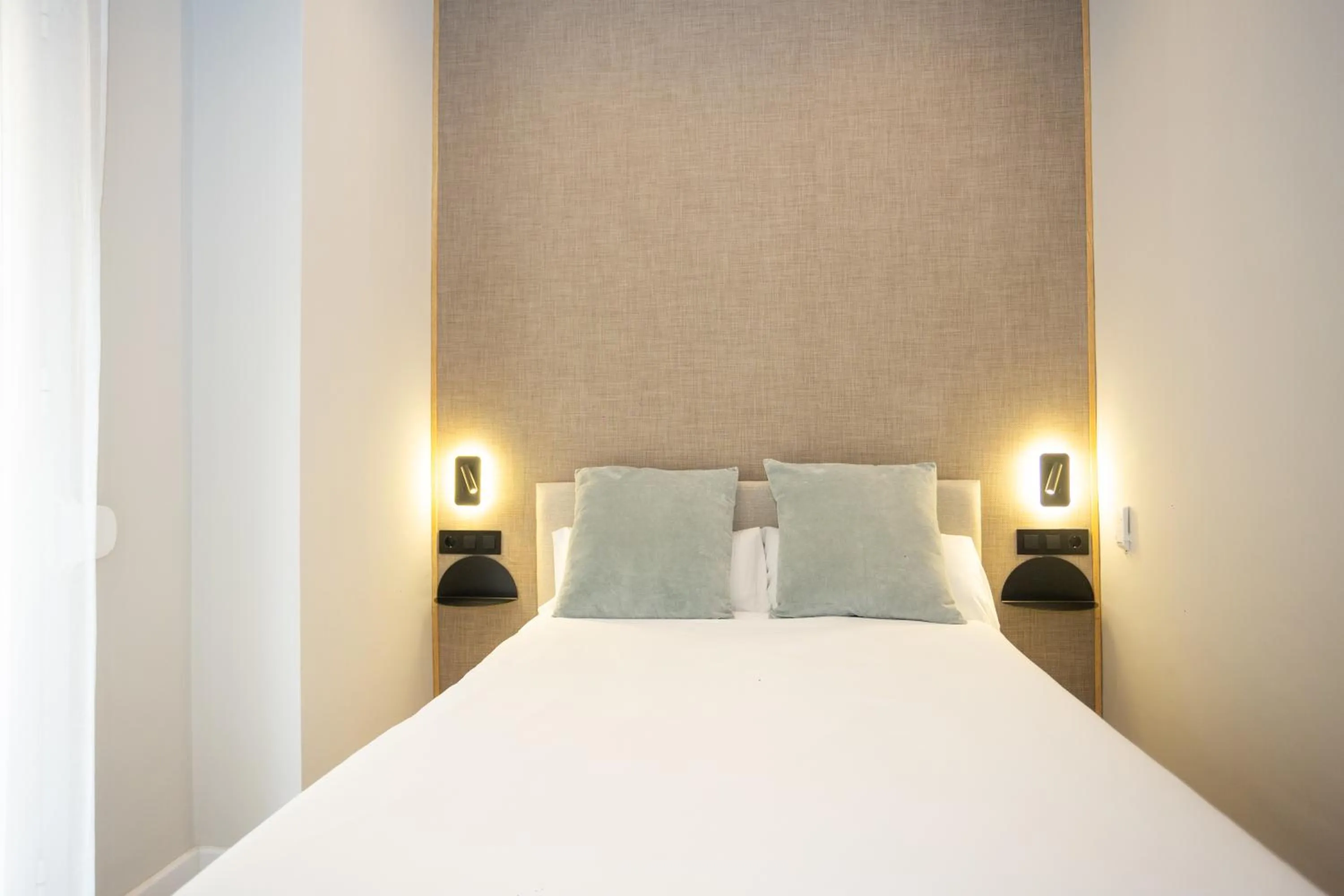 Bed in Chinitas Urban Rooms