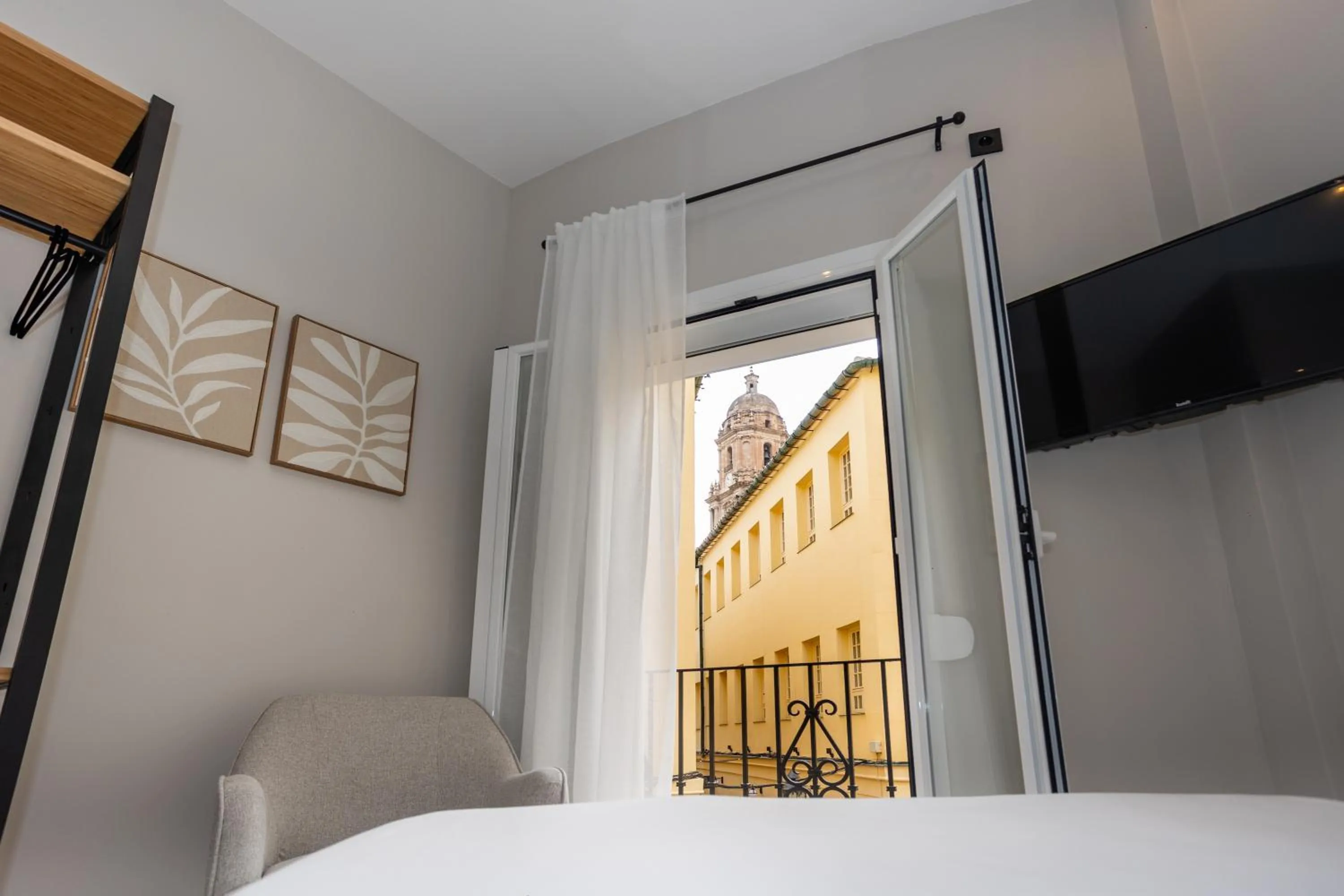 Nearby landmark, Bed in Chinitas Urban Rooms