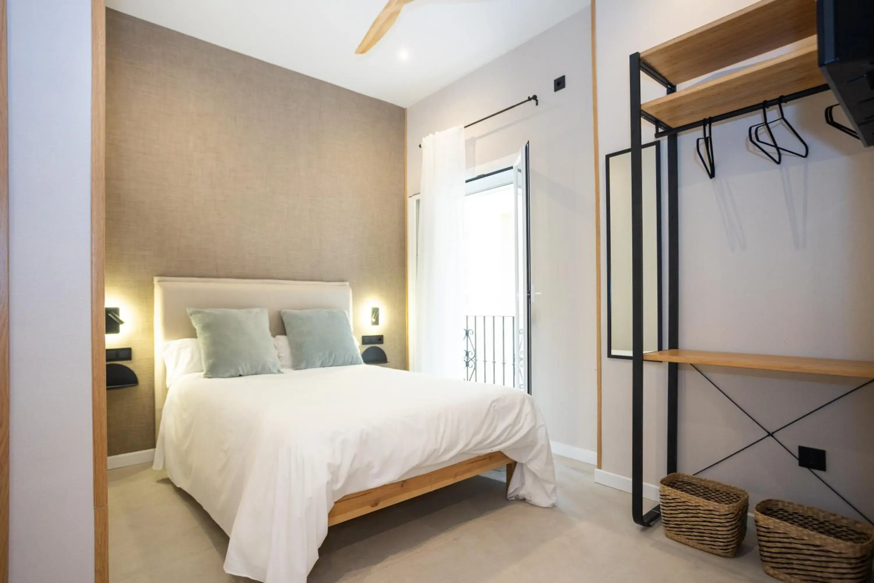 Double Room in Chinitas Urban Rooms Double Room in Chinitas Urban Rooms