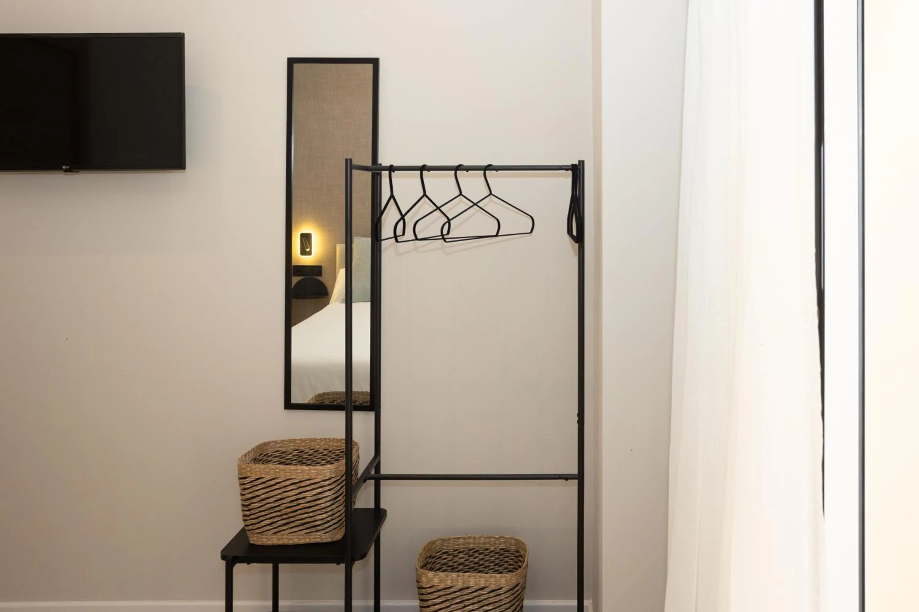 TV and multimedia in Chinitas Urban Rooms