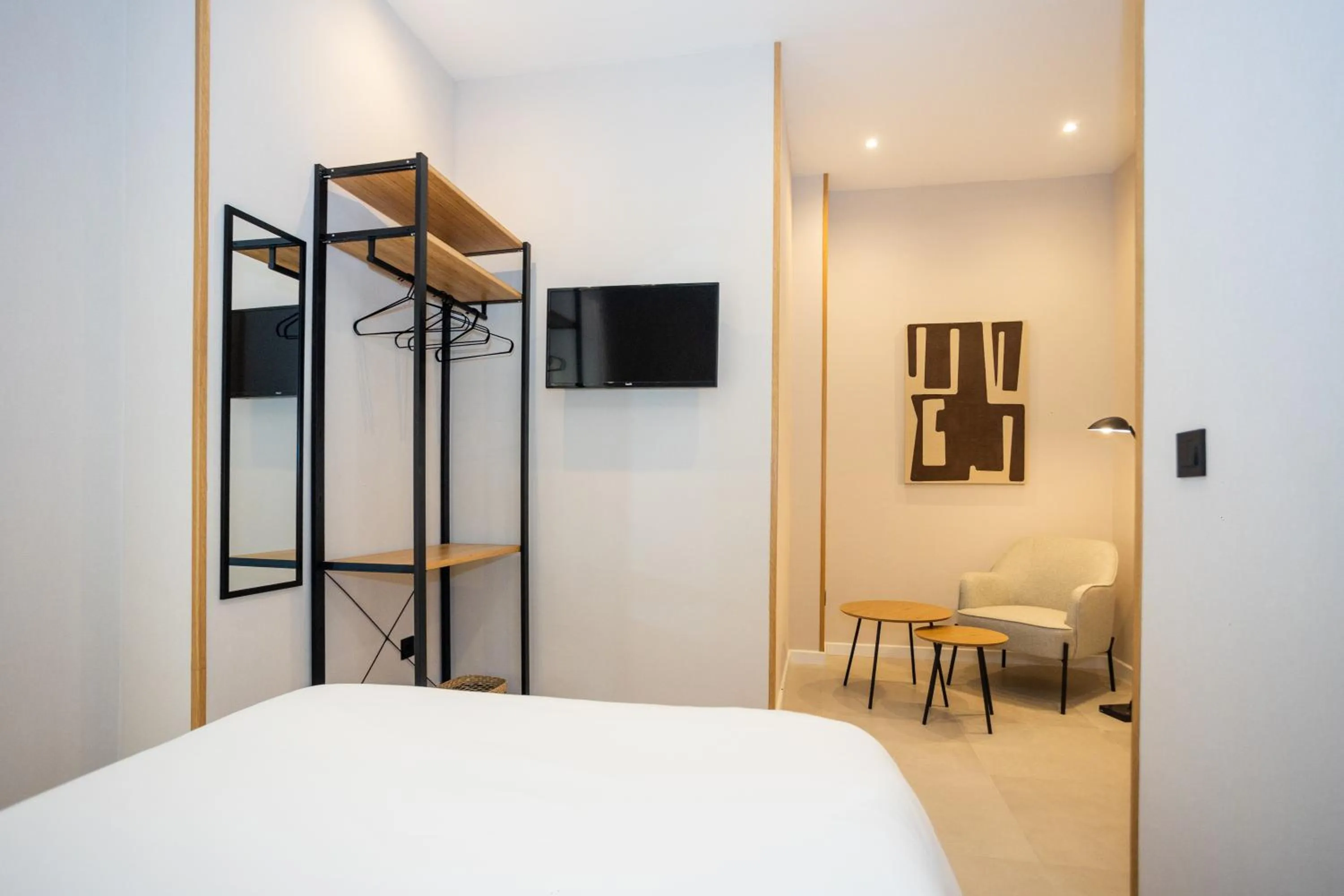 Communal lounge/ TV room, Bed in Chinitas Urban Rooms