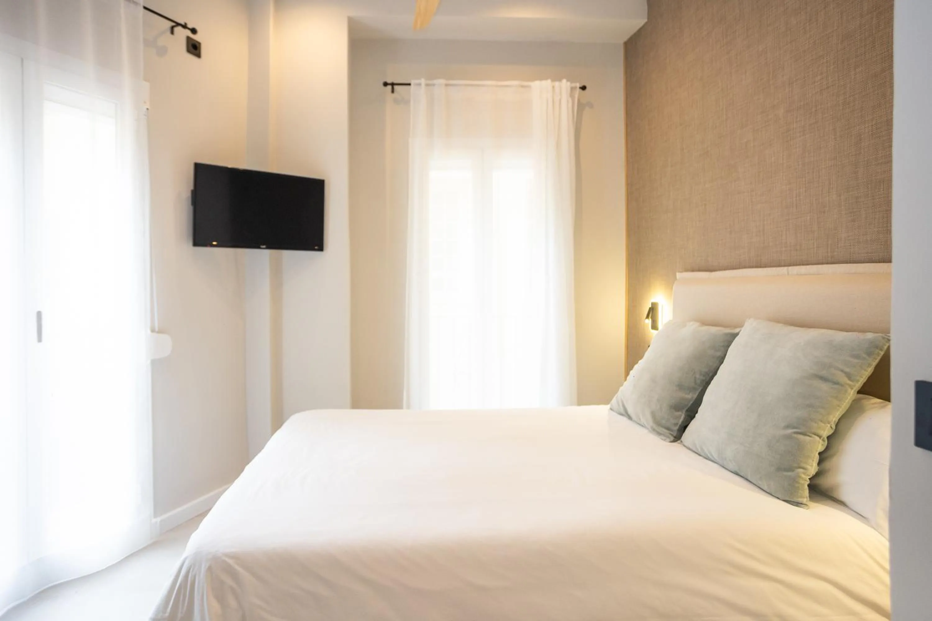 Communal lounge/ TV room, Bed in Chinitas Urban Rooms