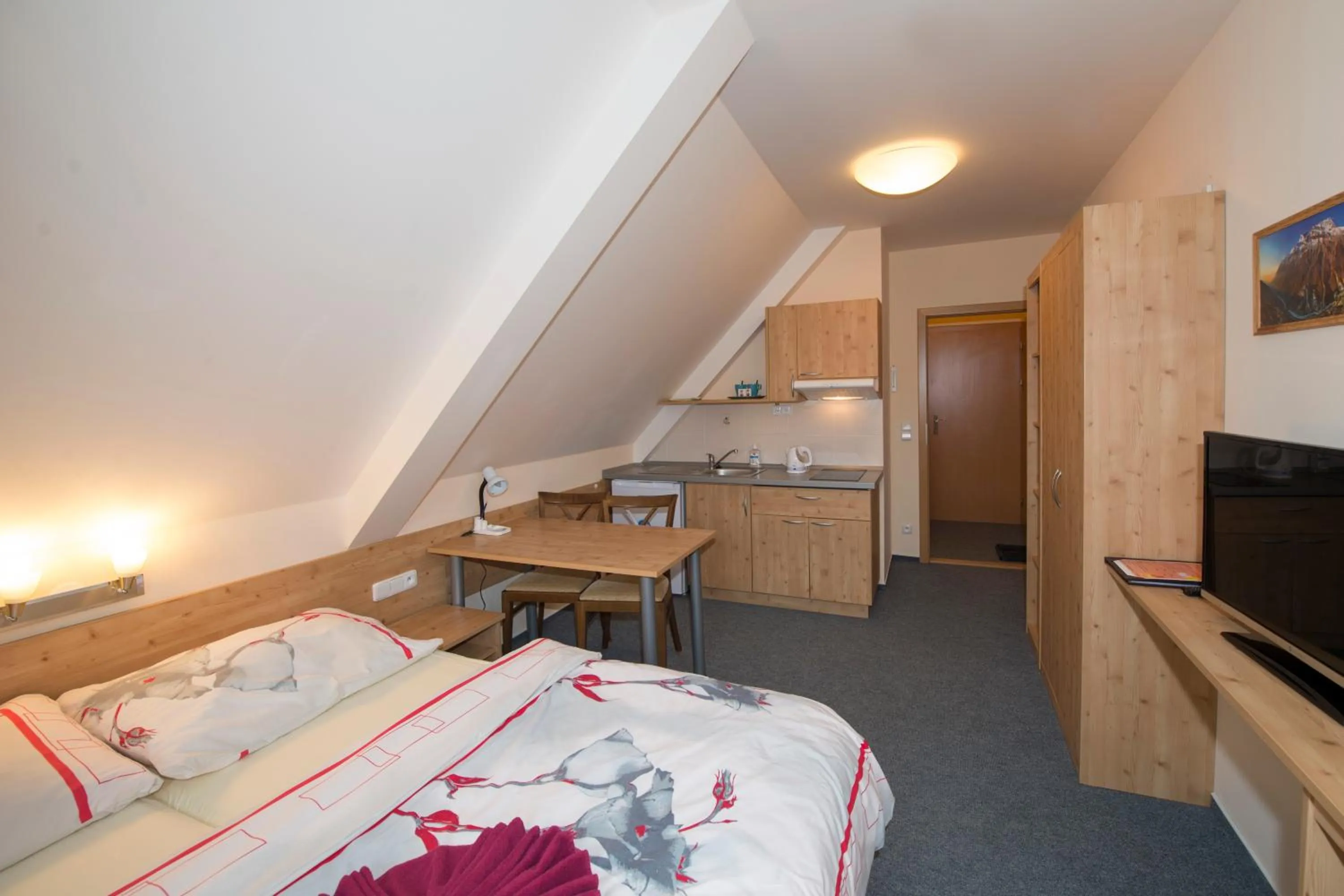 Kitchen or kitchenette, Bed in Horský Hotel Skiland